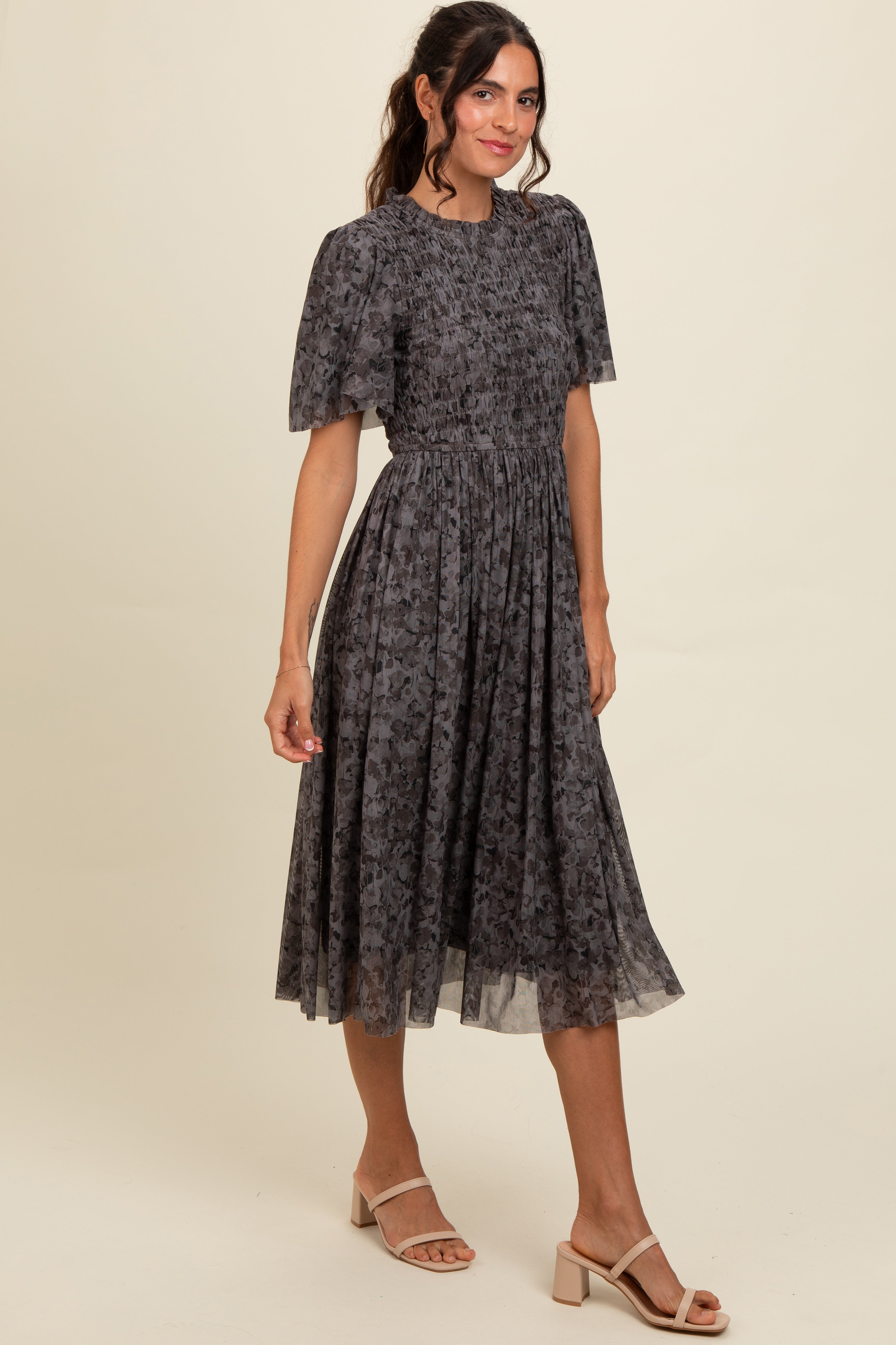 Graues Umstands-Midikleid mit Blumenmuster und Smok-Detail