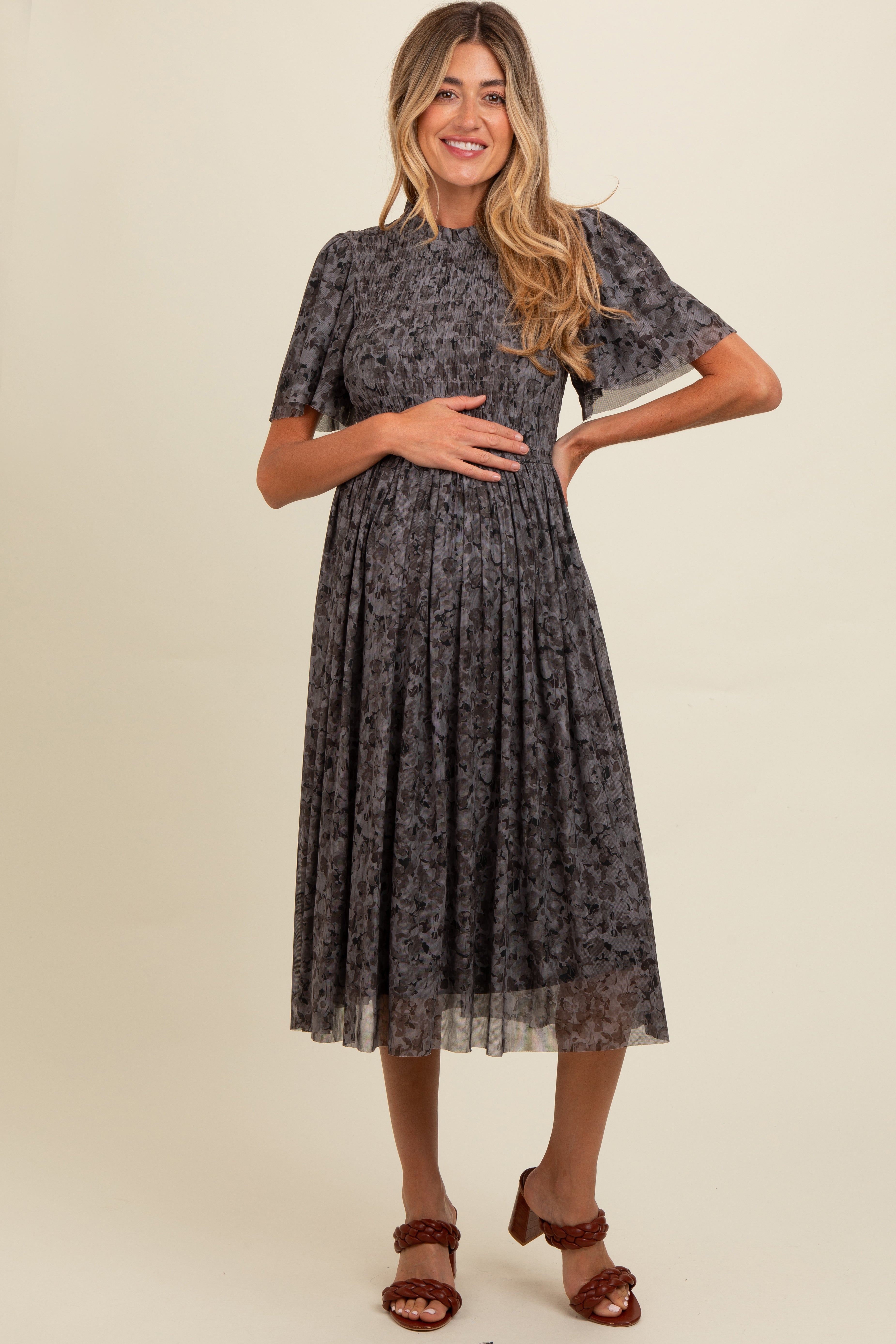 Graues Umstands-Midikleid mit Blumenmuster und Smok-Detail