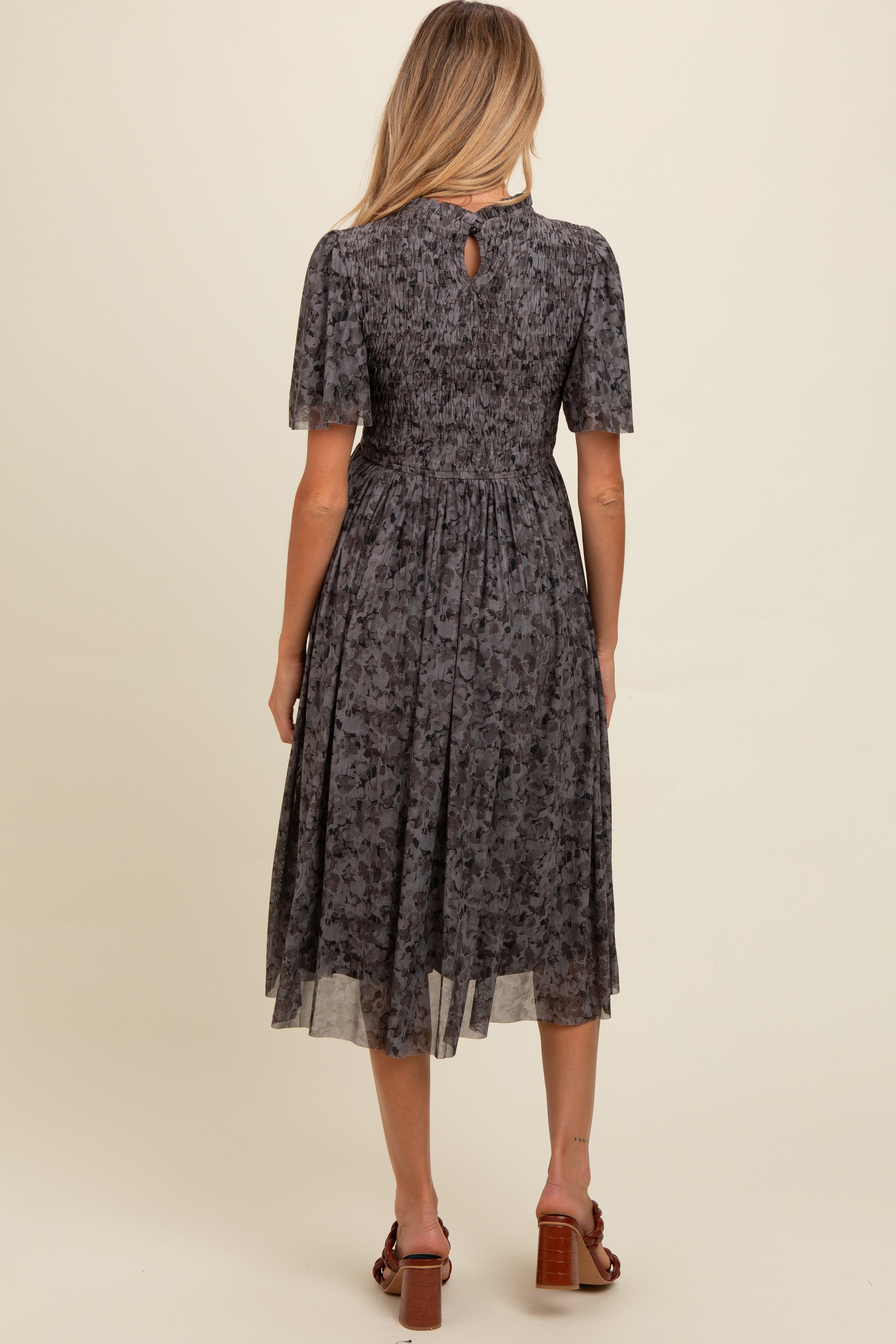 Graues Umstands-Midikleid mit Blumenmuster und Smok-Detail