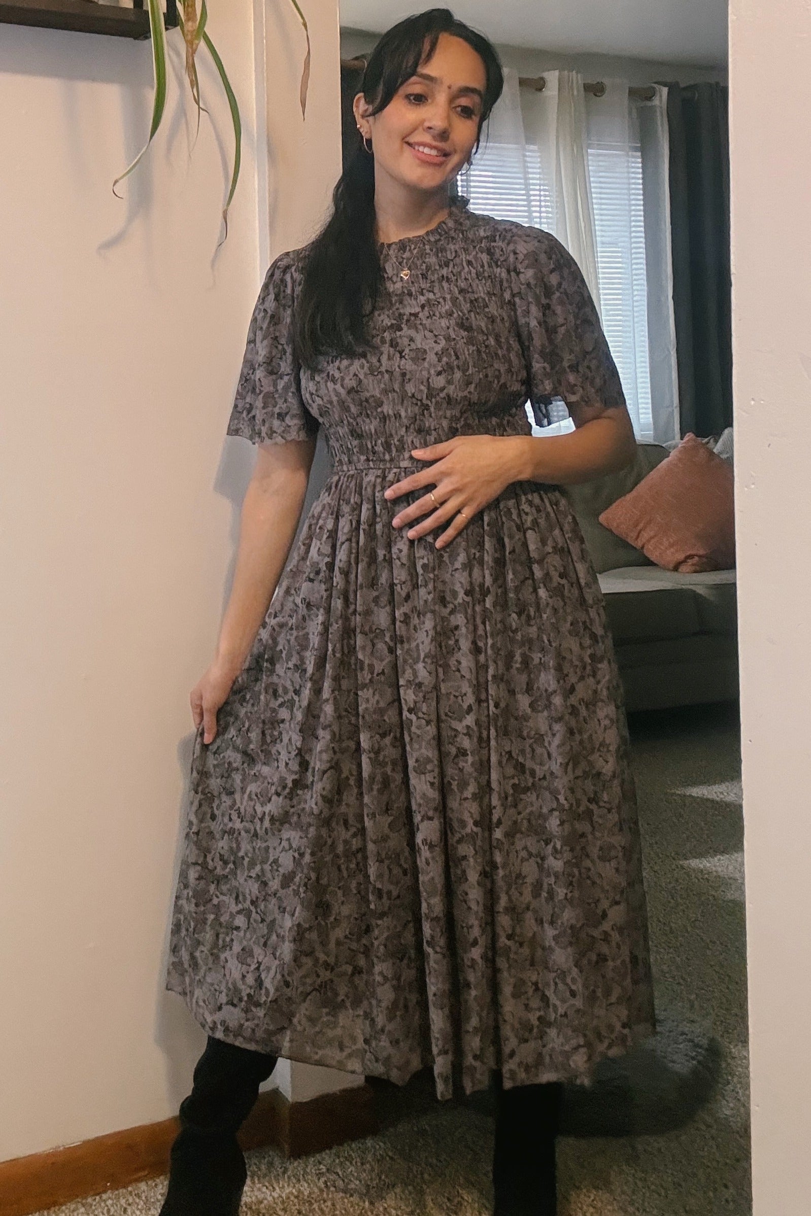 Graues Umstands-Midikleid mit Blumenmuster und Smok-Detail