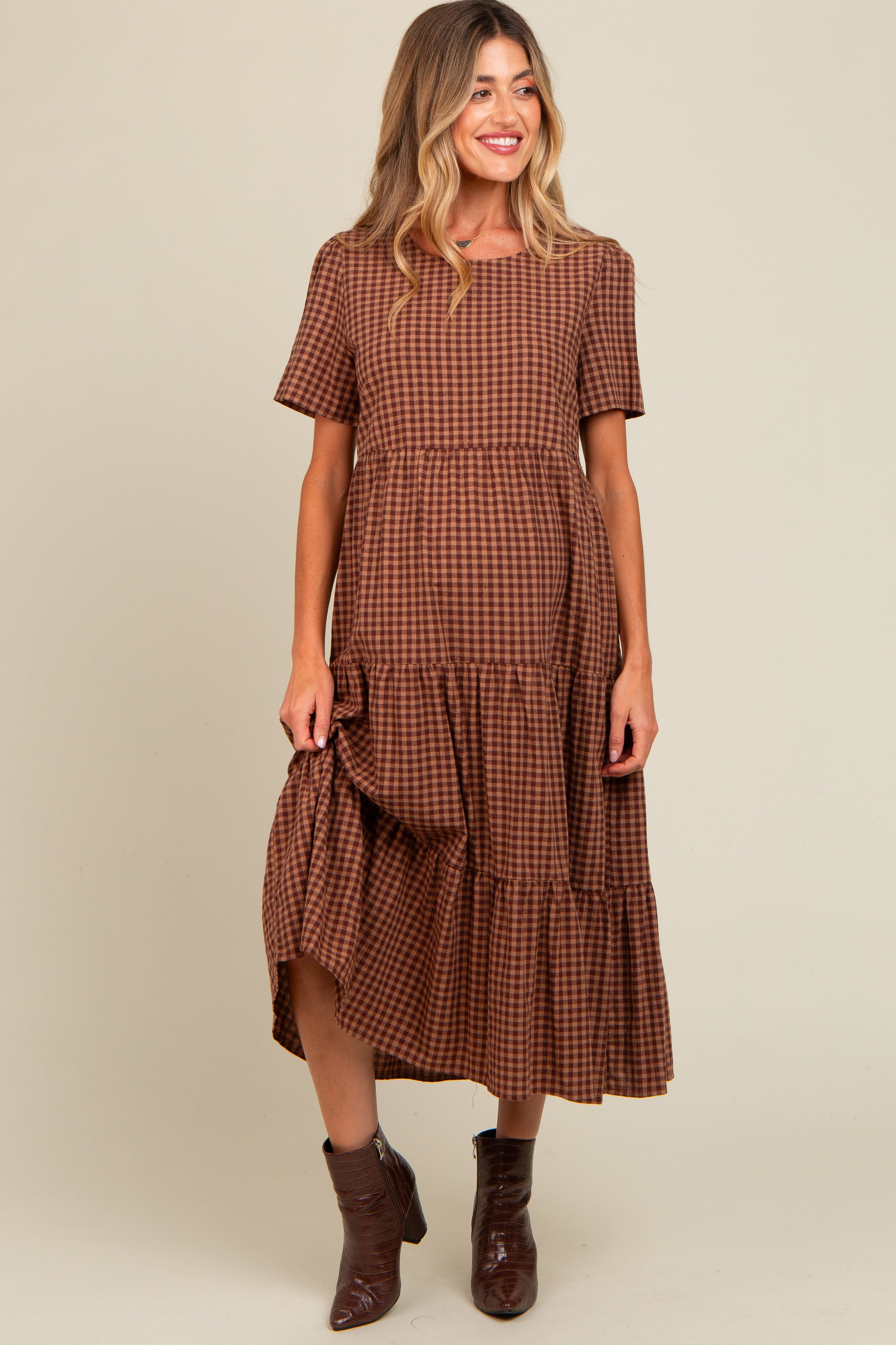 Umstands-Midikleid mit Vichykaro und Stufenrock in Mokka