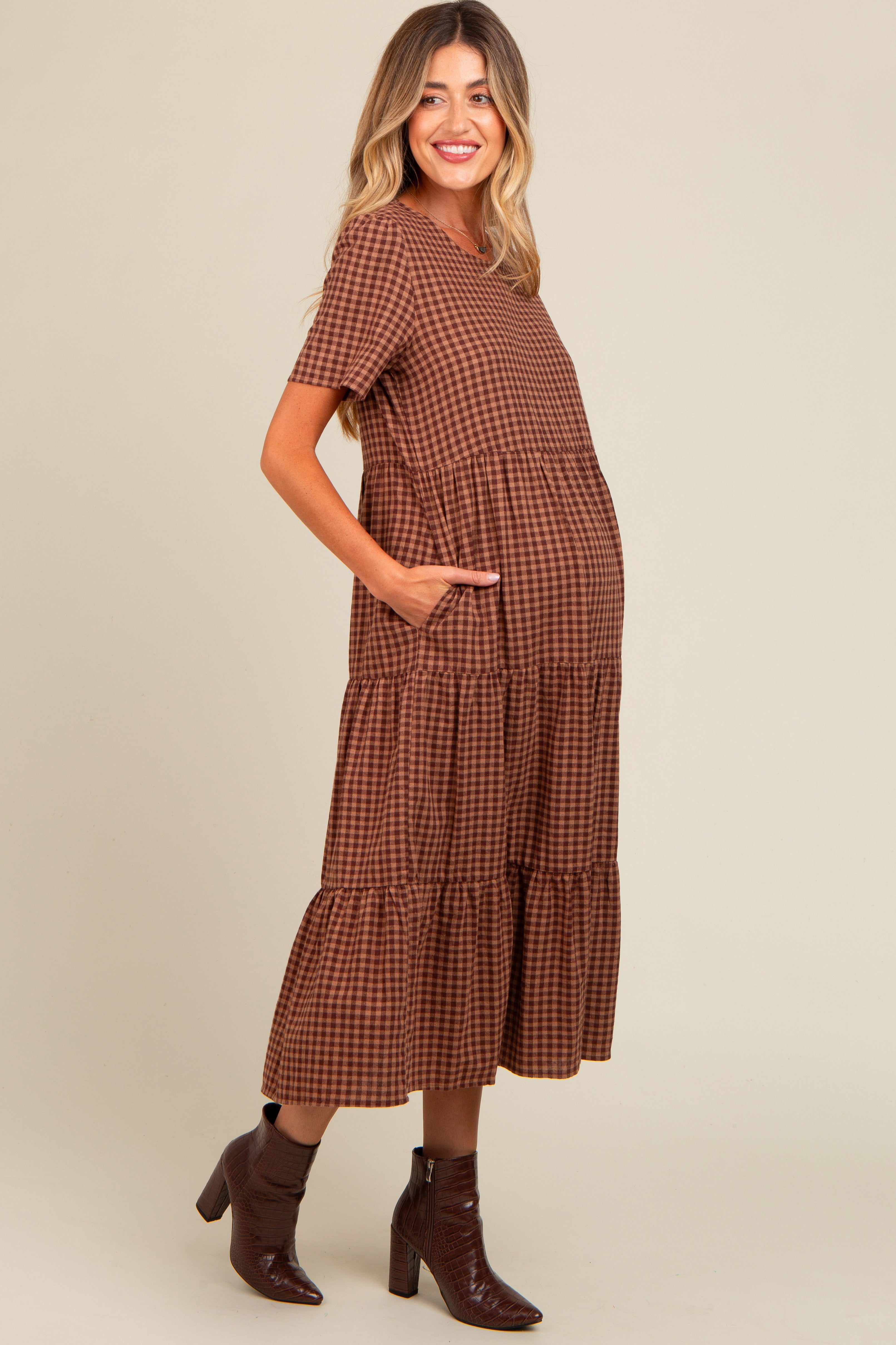 Umstands-Midikleid mit Vichykaro und Stufenrock in Mokka