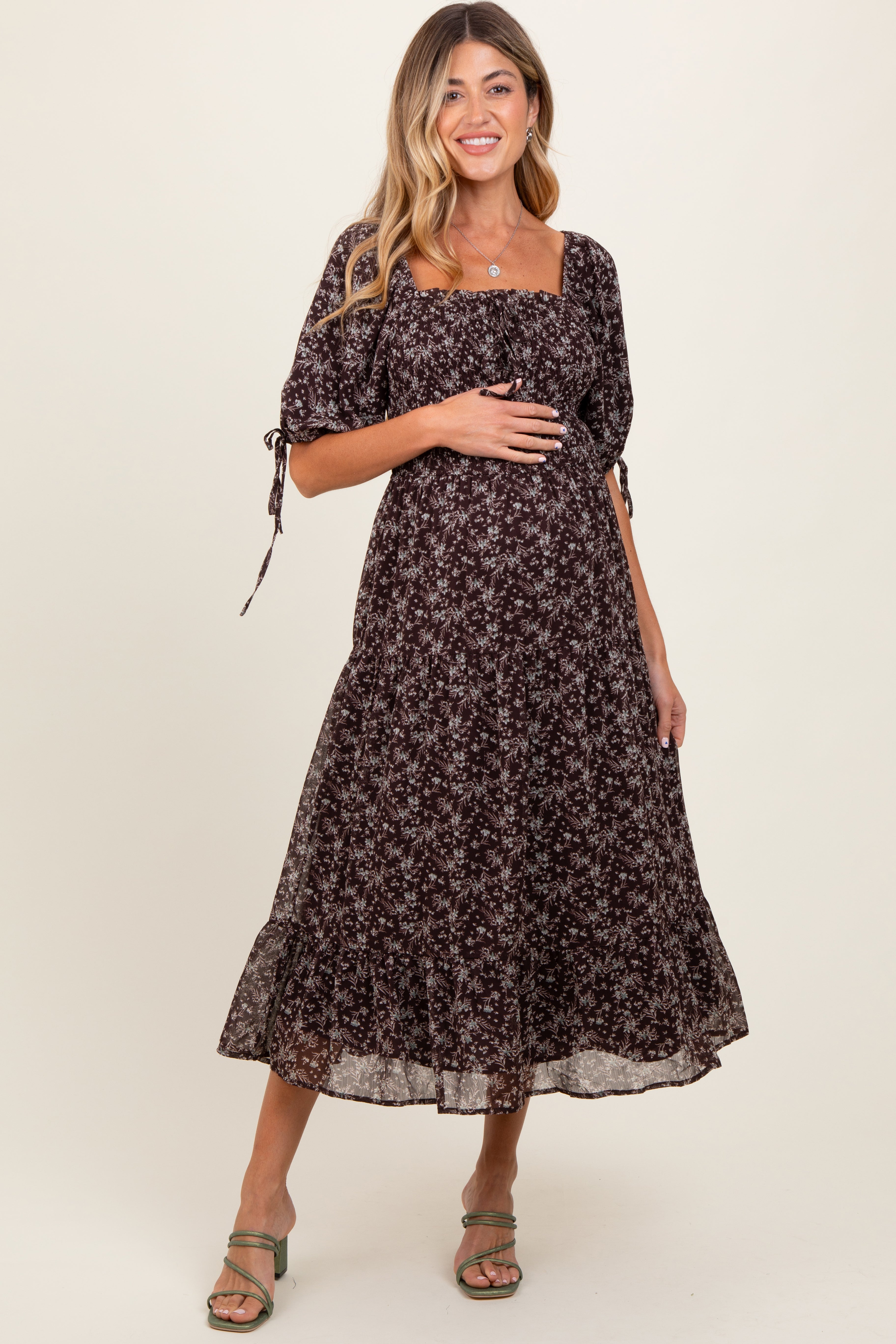 Dunkelbraunes Umstands-Midikleid mit Blumenmuster, Smok-Ärmeln und Bindegürtel