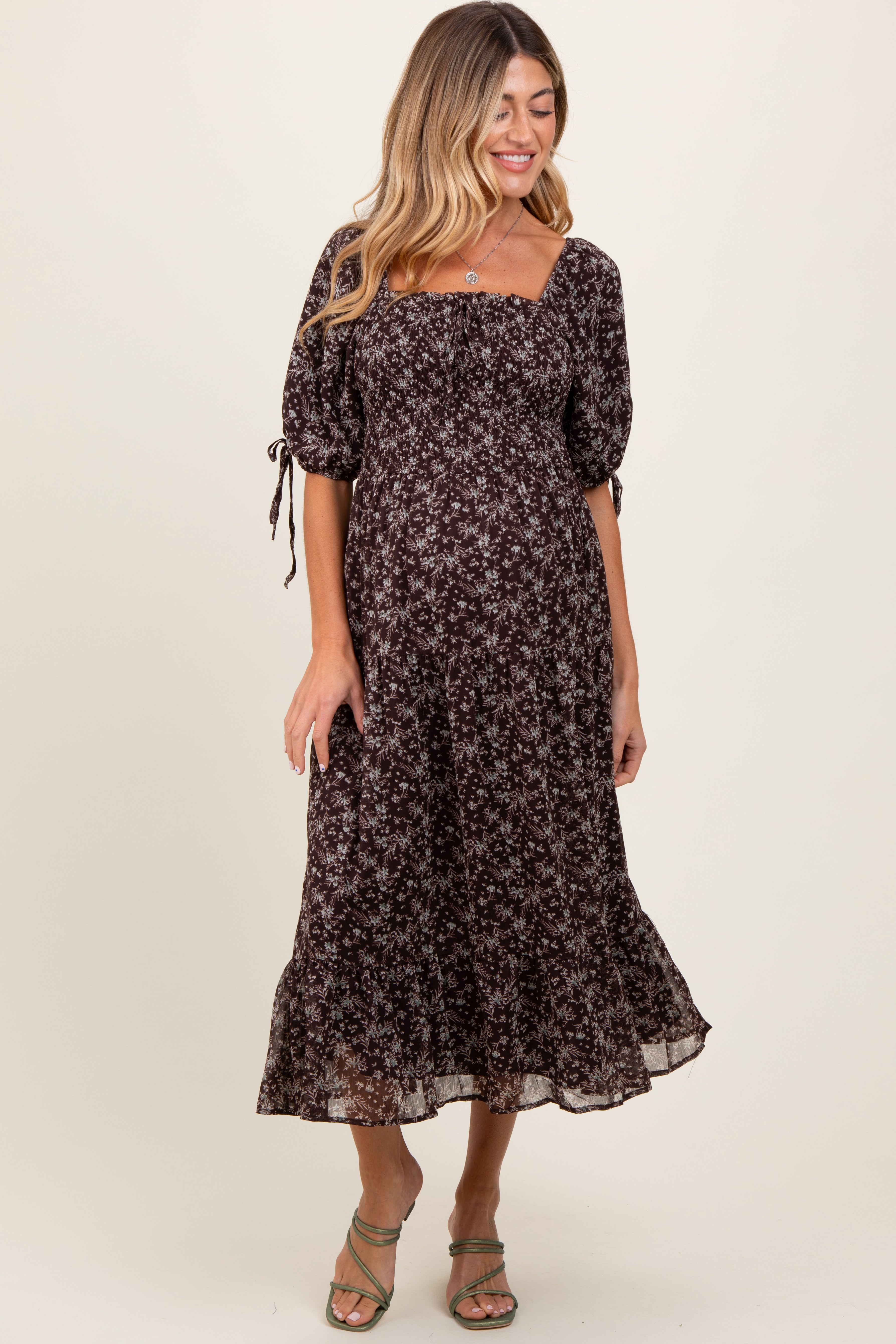 Dunkelbraunes Umstands-Midikleid mit Blumenmuster, Smok-Ärmeln und Bindegürtel