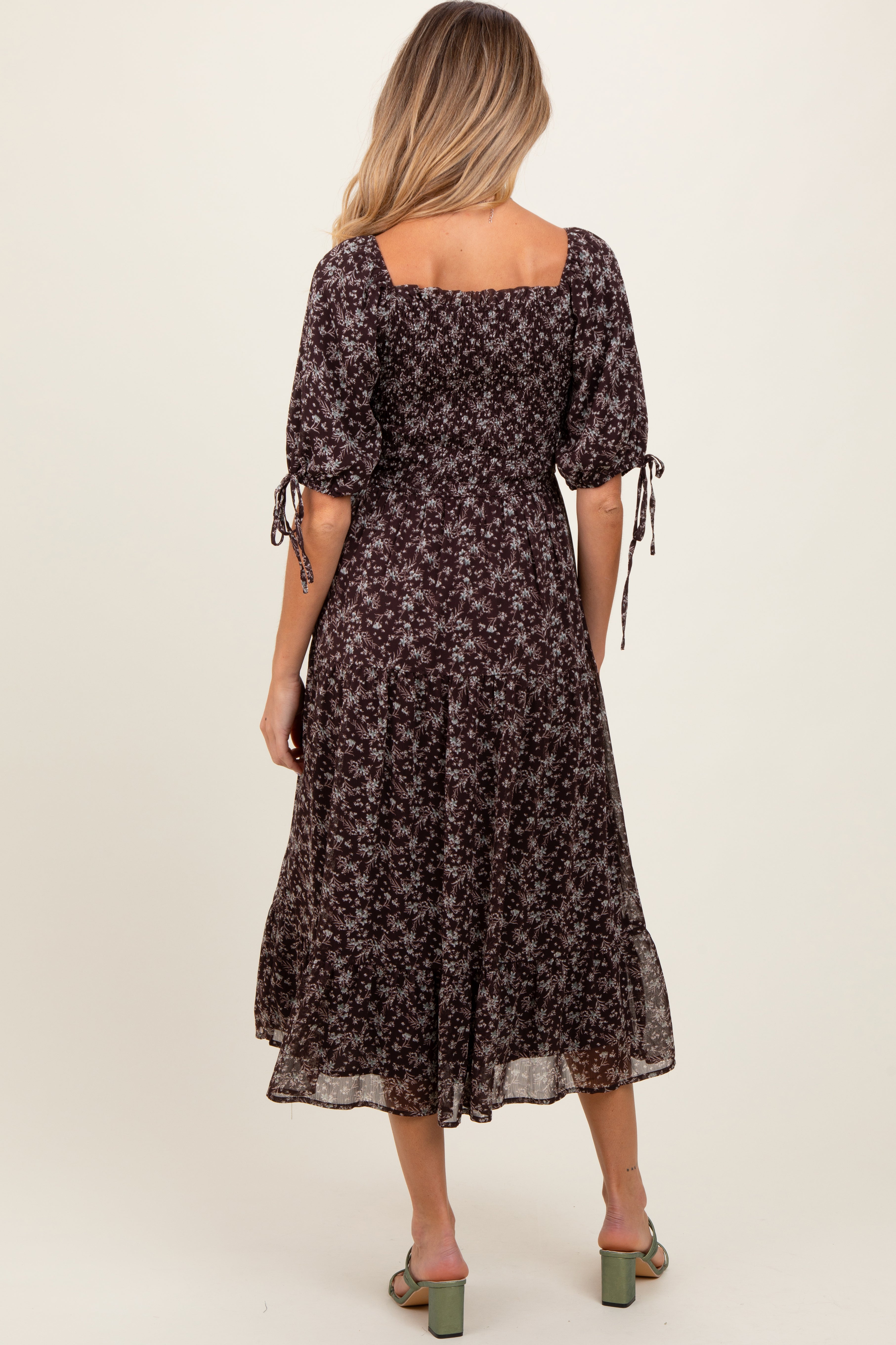 Dunkelbraunes Umstands-Midikleid mit Blumenmuster, Smok-Ärmeln und Bindegürtel