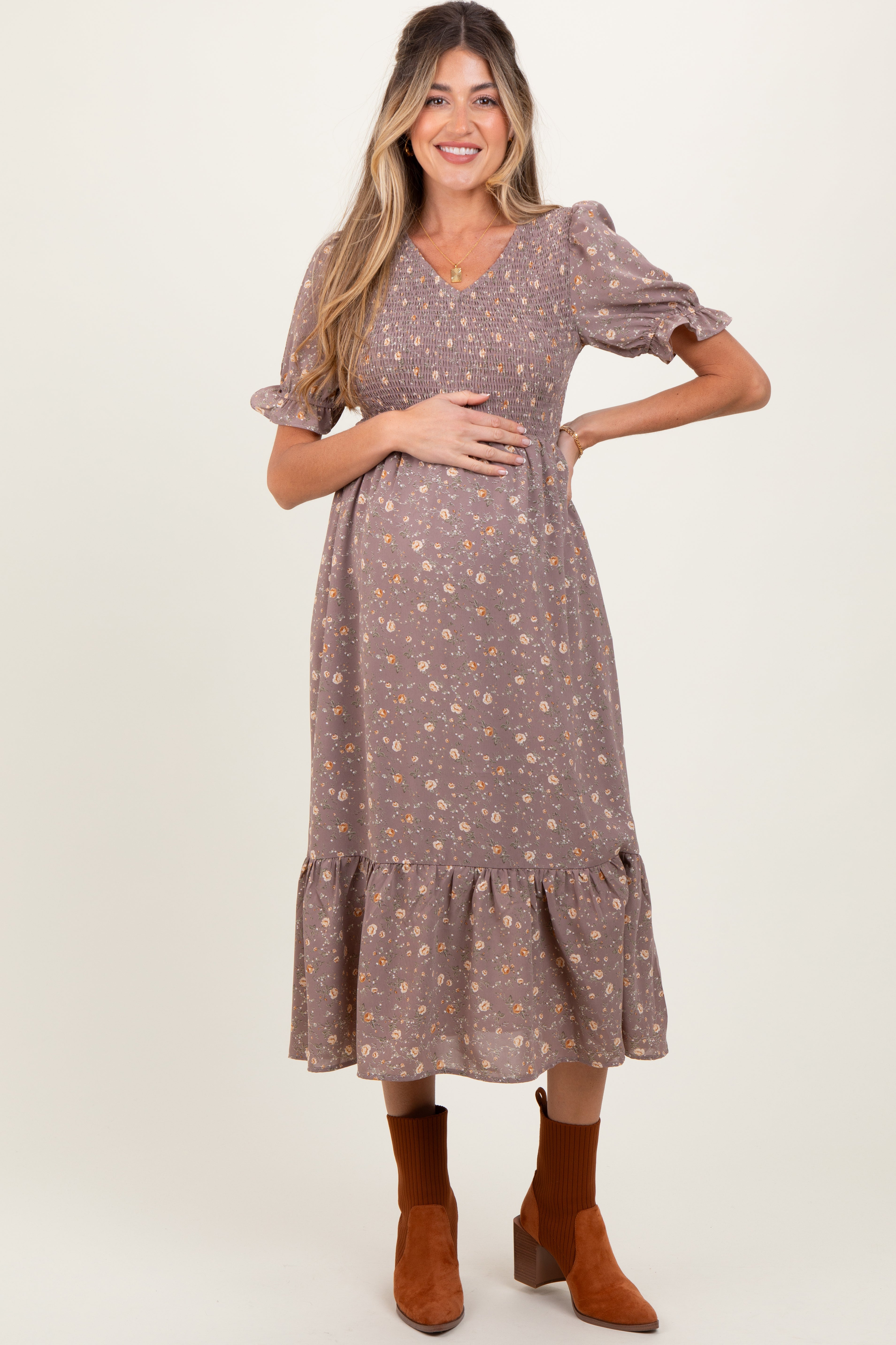 Malvenfarbenes Umstands-Midikleid mit Blumenmuster, Smok-Oberteil und Rüschensaum