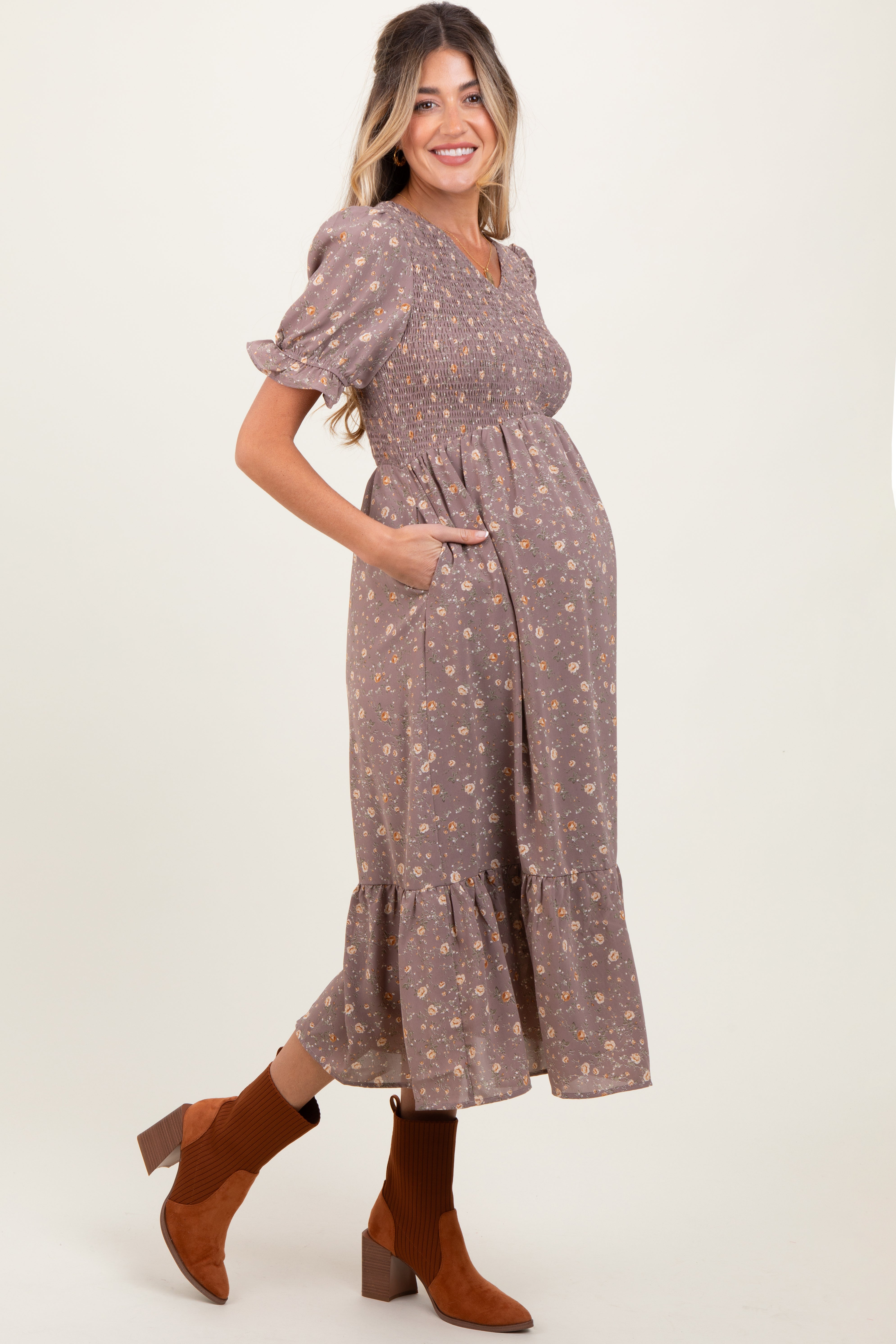 Malvenfarbenes Umstands-Midikleid mit Blumenmuster, Smok-Oberteil und Rüschensaum