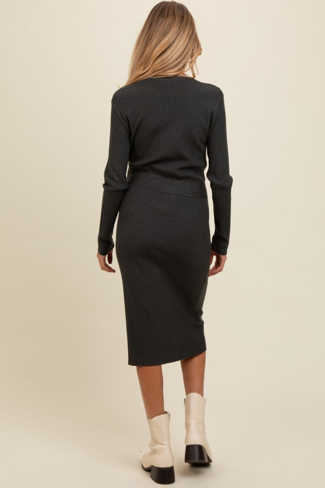 Anthrazitfarbenes Umstands-Midi-Pulloverkleid aus Rippstrick mit Bindegürtel