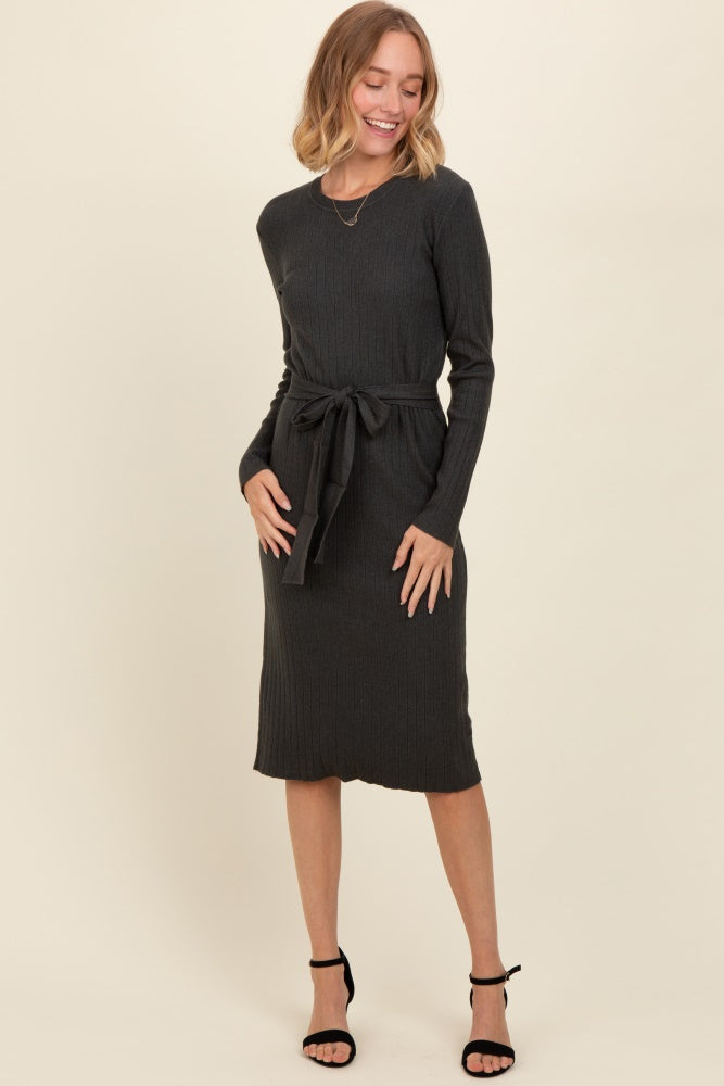 Anthrazitfarbenes Umstands-Midi-Pulloverkleid aus Rippstrick mit Bindegürtel