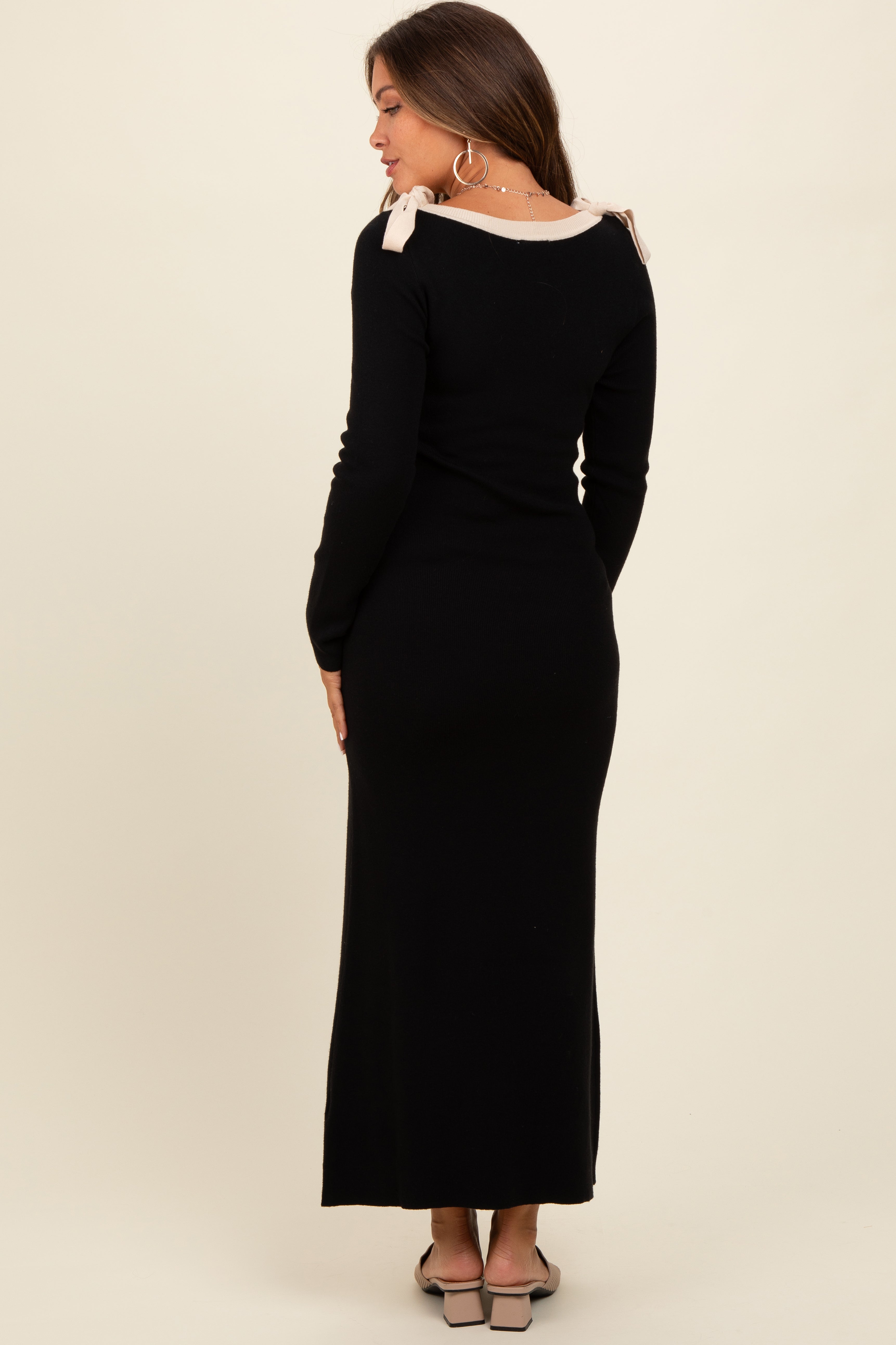 Schwarzes Umstands-Maxi-Pulloverkleid mit Schleifendetail an der Schulter