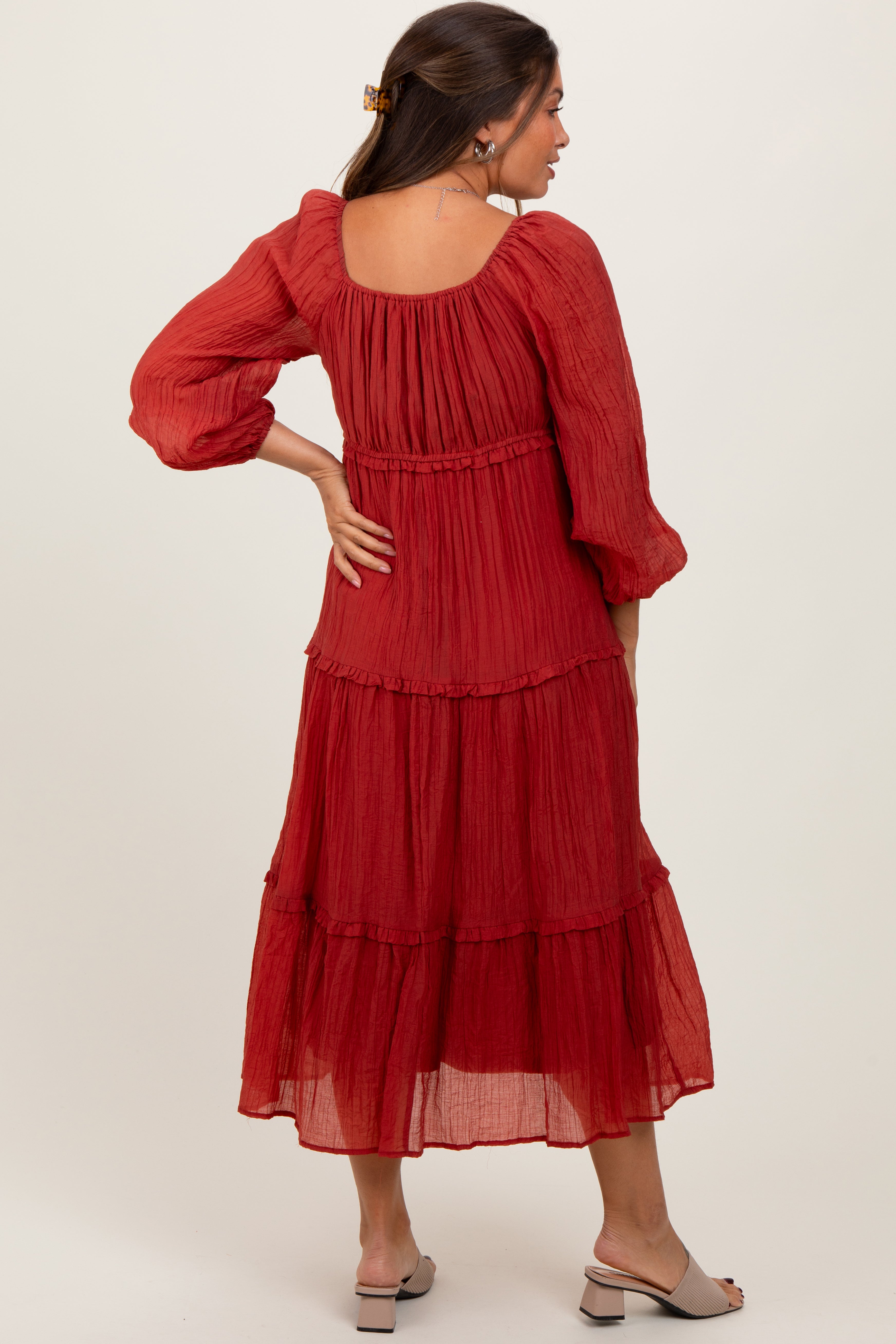Rostfarbenes Umstands-Maxikleid mit Stufenschnitt, Rüschen und langen Ärmeln