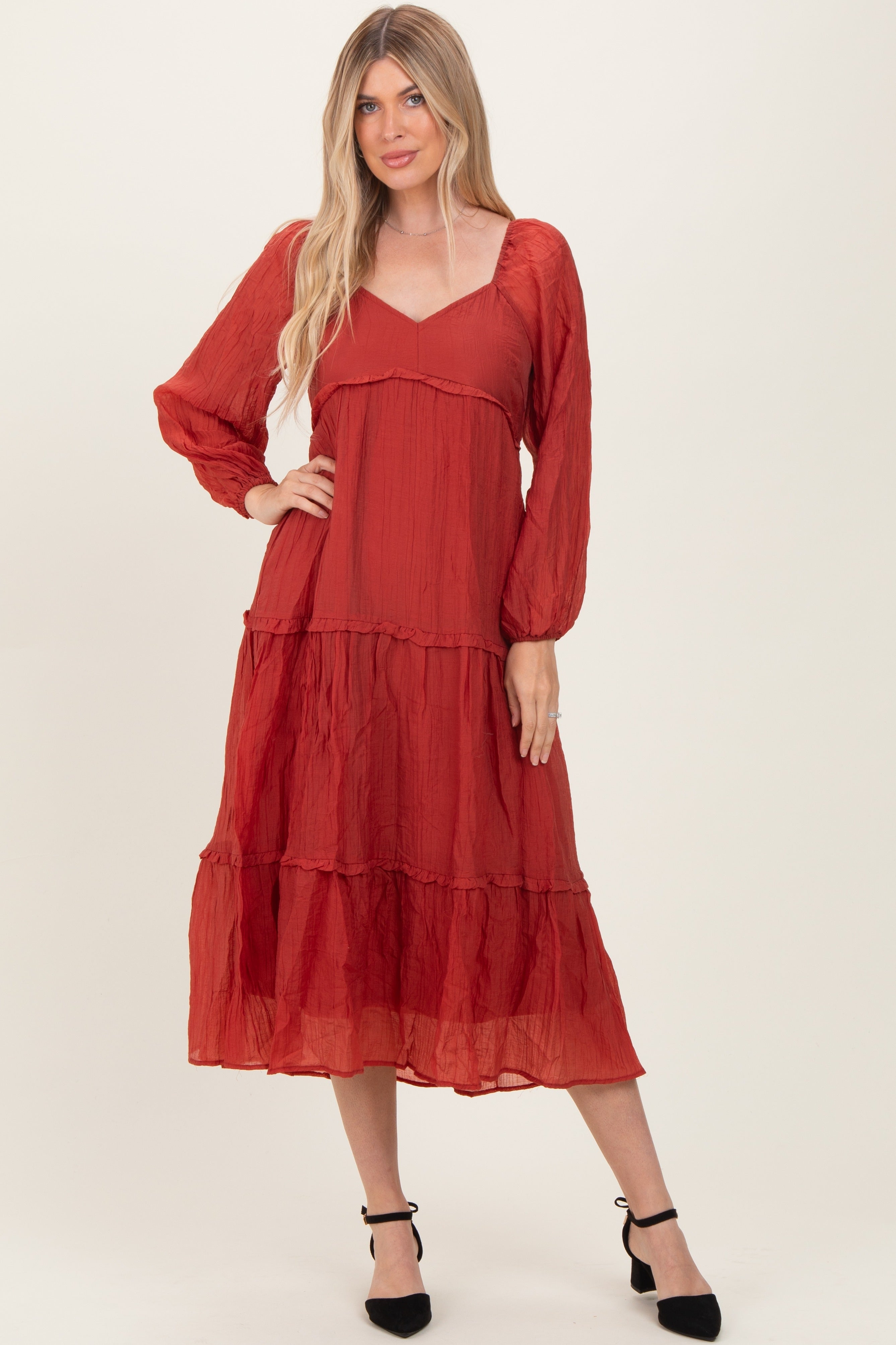 Rostfarbenes Umstands-Maxikleid mit Stufenschnitt, Rüschen und langen Ärmeln