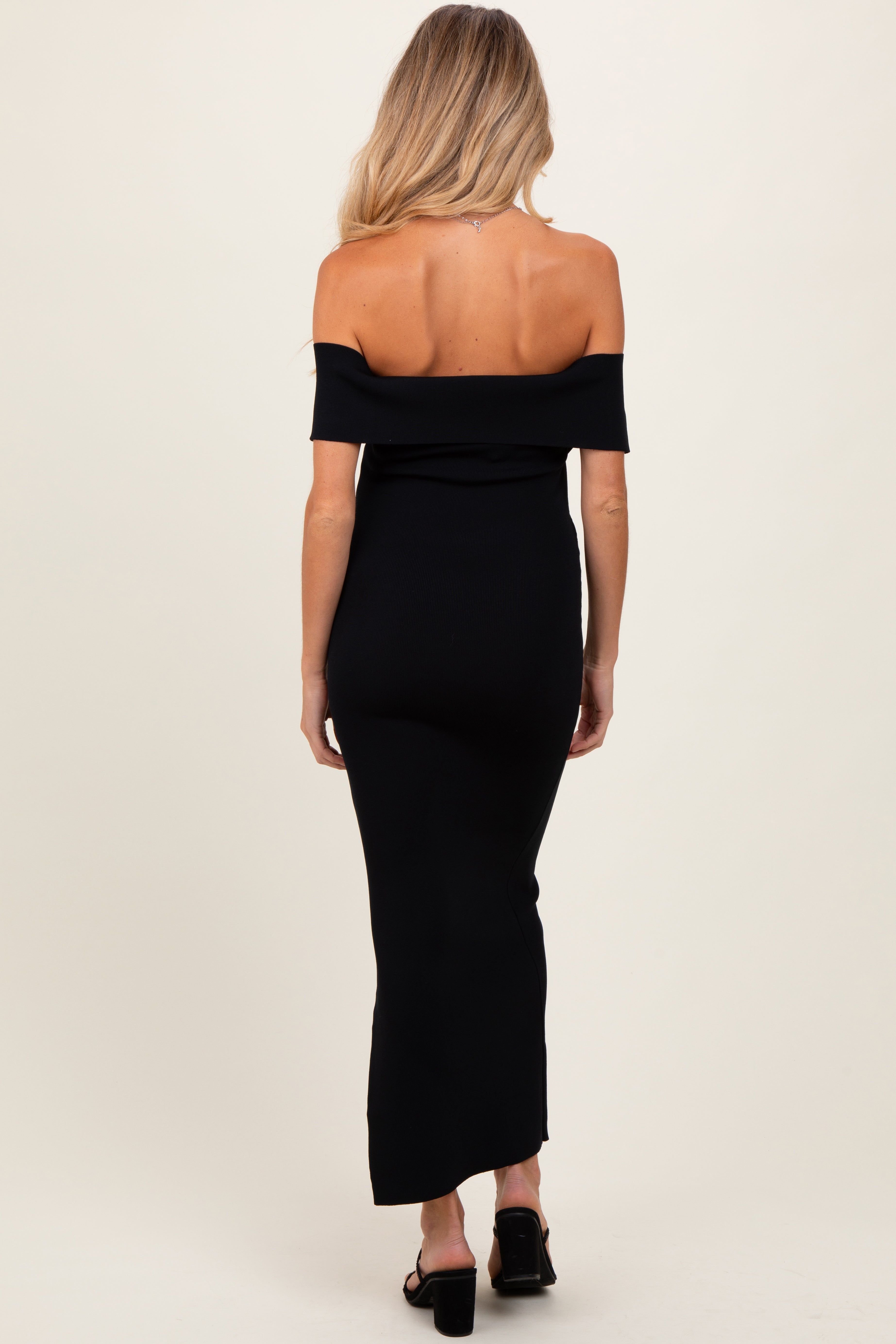 Schwarzes Umstands-Midikleid mit Schleifendetail, schulterfreiem Ausschnitt und Seitenschlitz