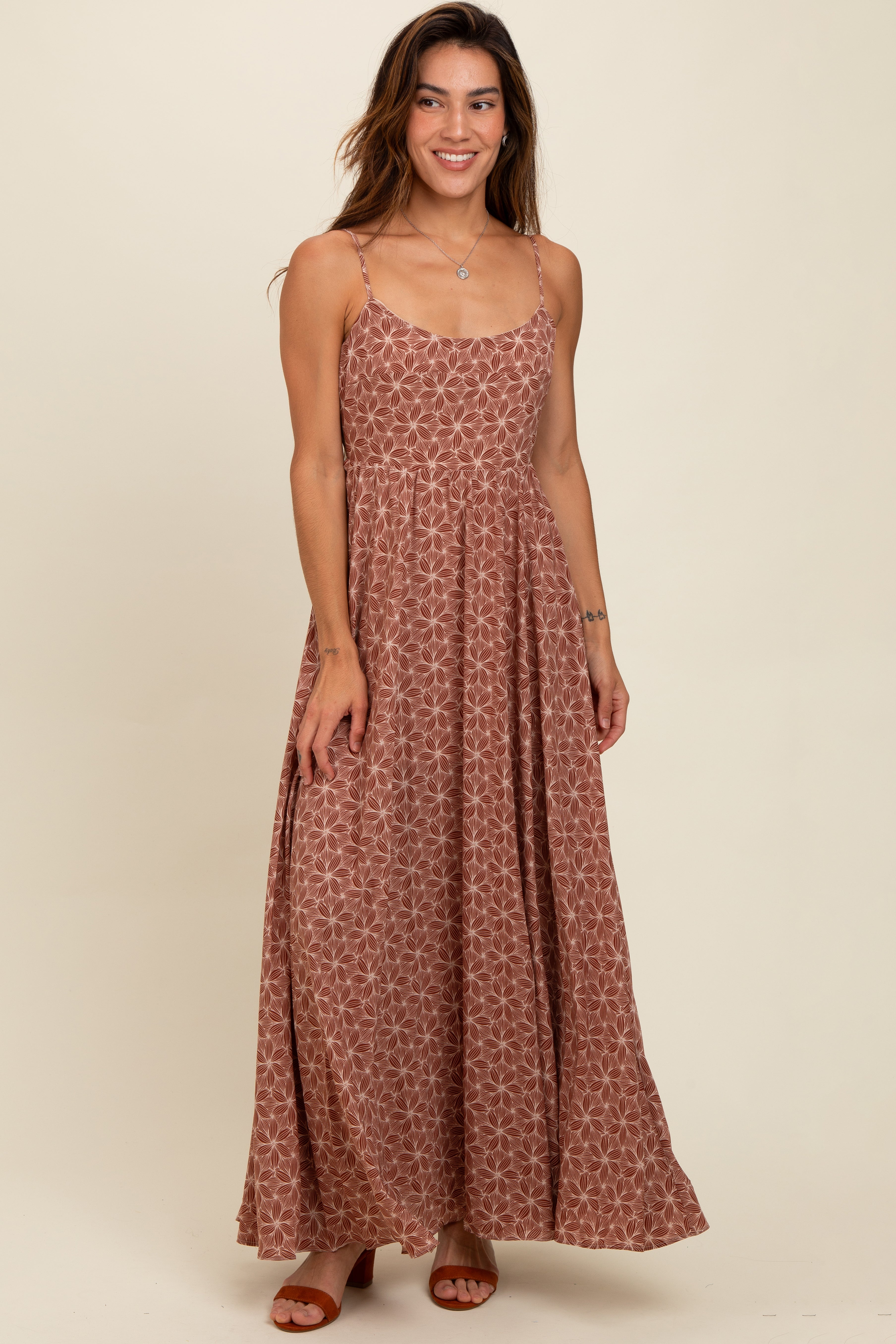 Umstands-Maxikleid mit floralem Muster, Cut-out und Bindeband am Rücken