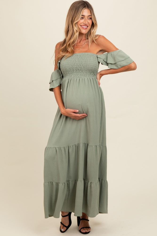 Umstands-Maxikleid mit Smok-Detail, Rüschen und schulterfreiem Stufenschnitt in Helloliv
