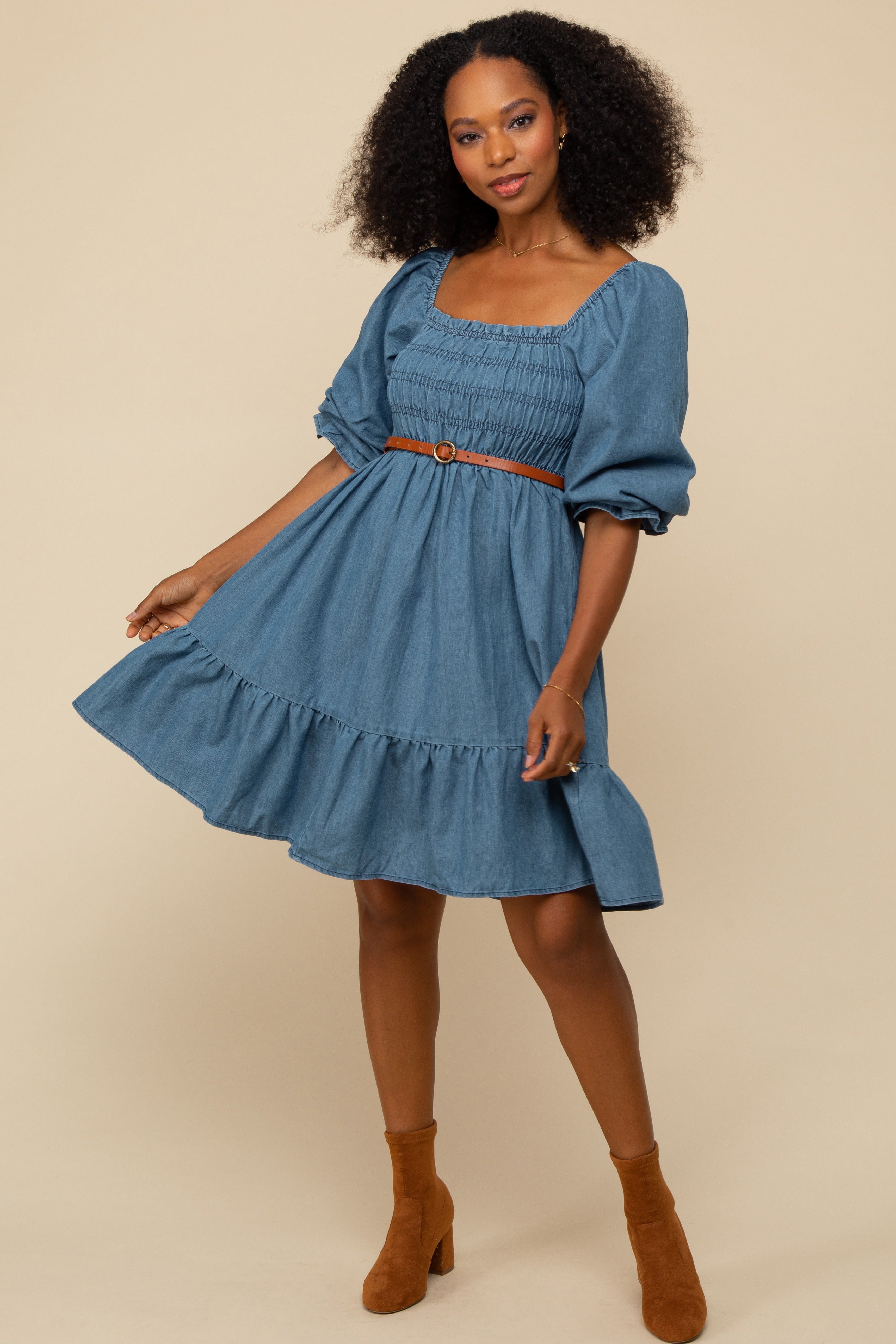 Blaues Chambray-Umstands-Midikleid in Vintage-Waschung mit Smok-Oberteil