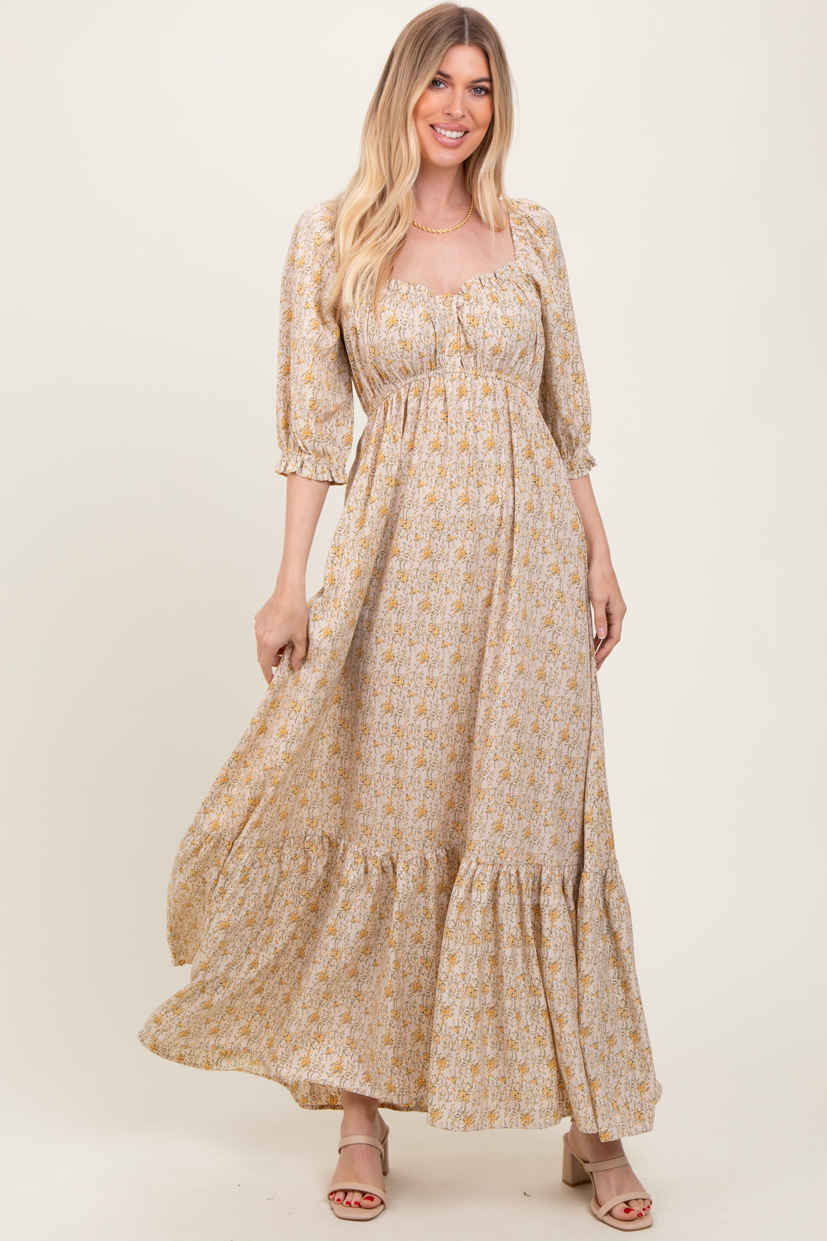 Cremefarbenes Umstands-Maxikleid mit Blumenmuster und Herzausschnitt