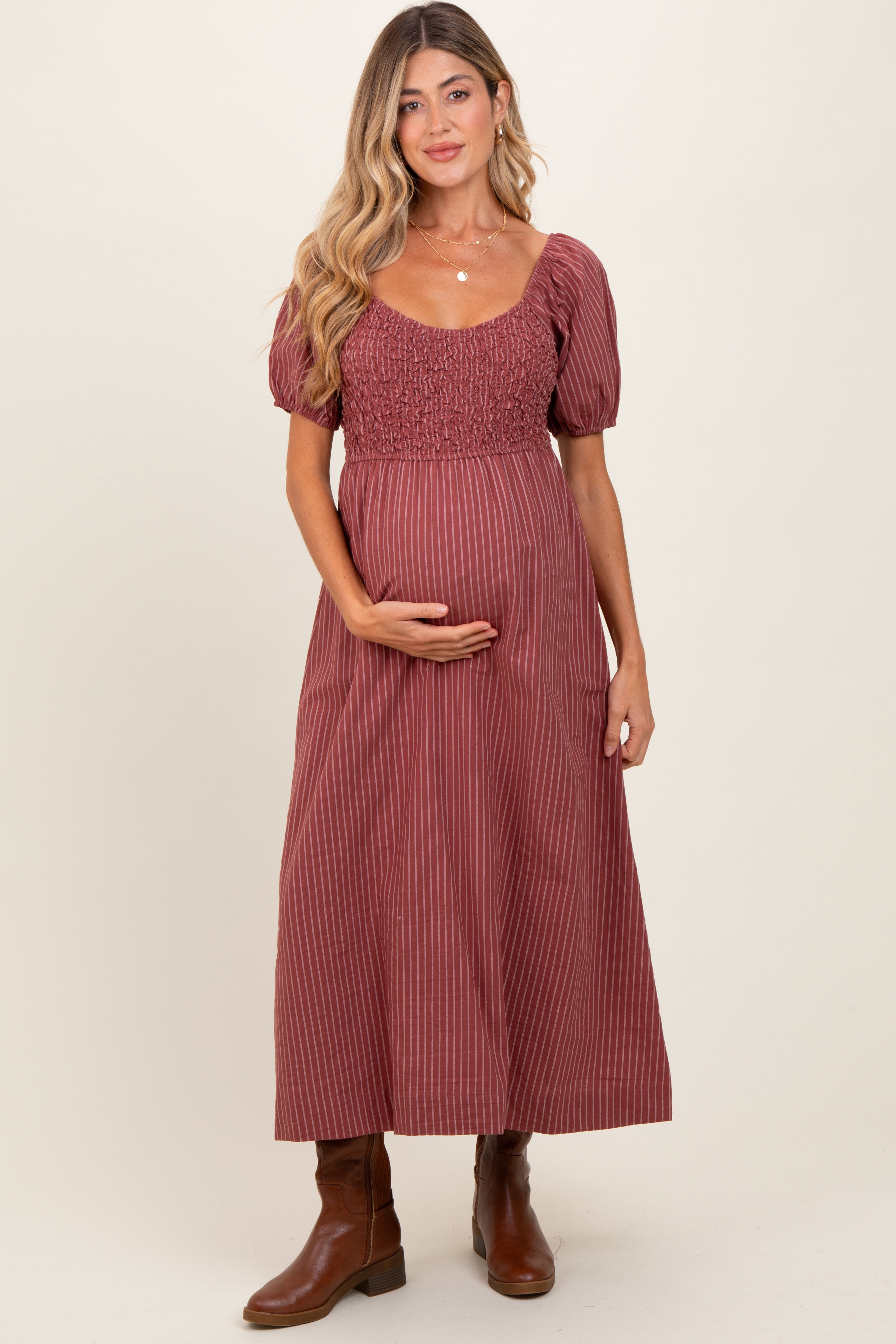 Malvenfarbenes gestreiftes Umstands-Midikleid mit Popcorn-Smok-Muster