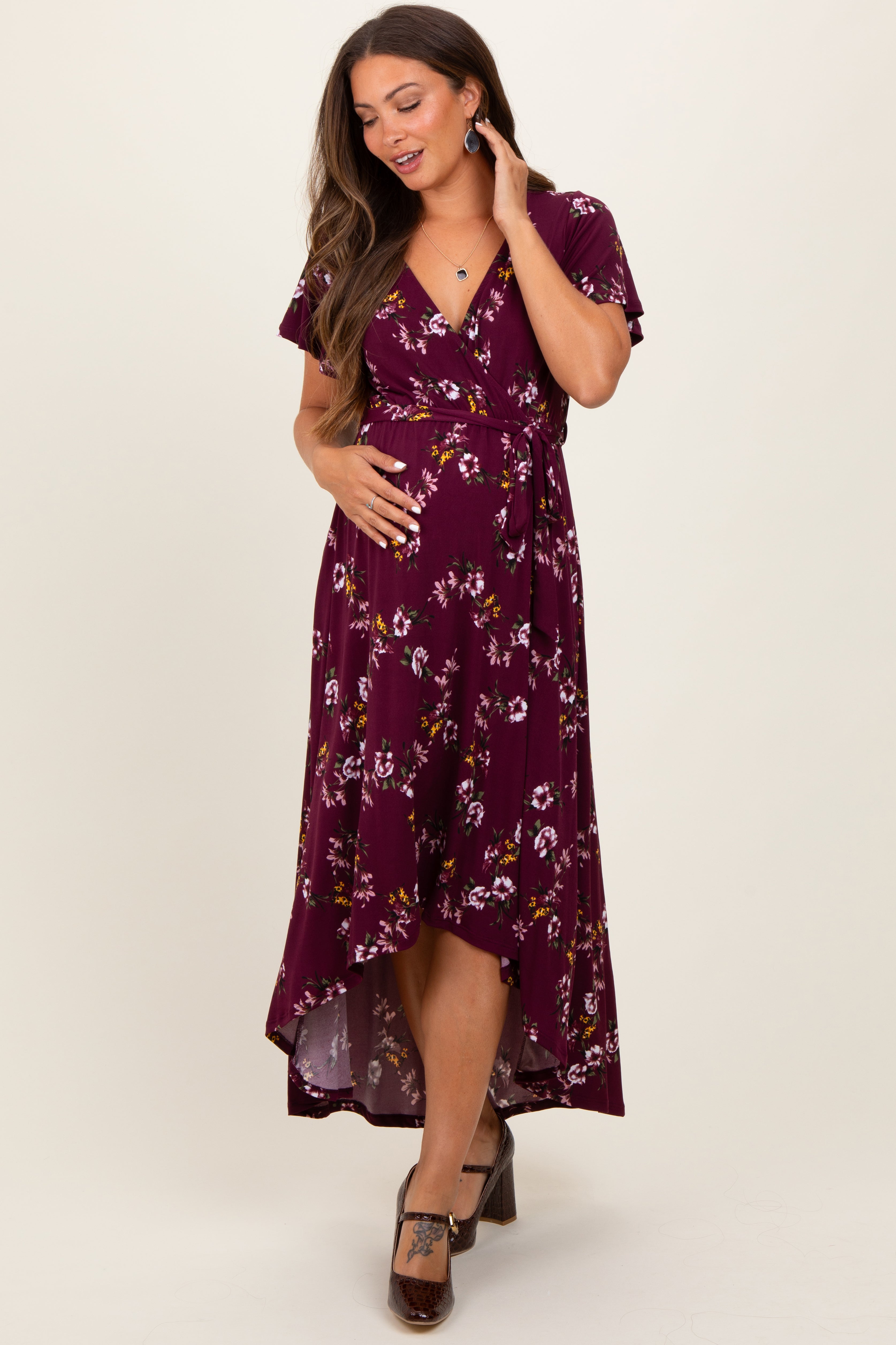 Bordeauxrotes Umstands-Maxikleid mit Blumenmuster, Wickeloptik und Vokuhila-Saum