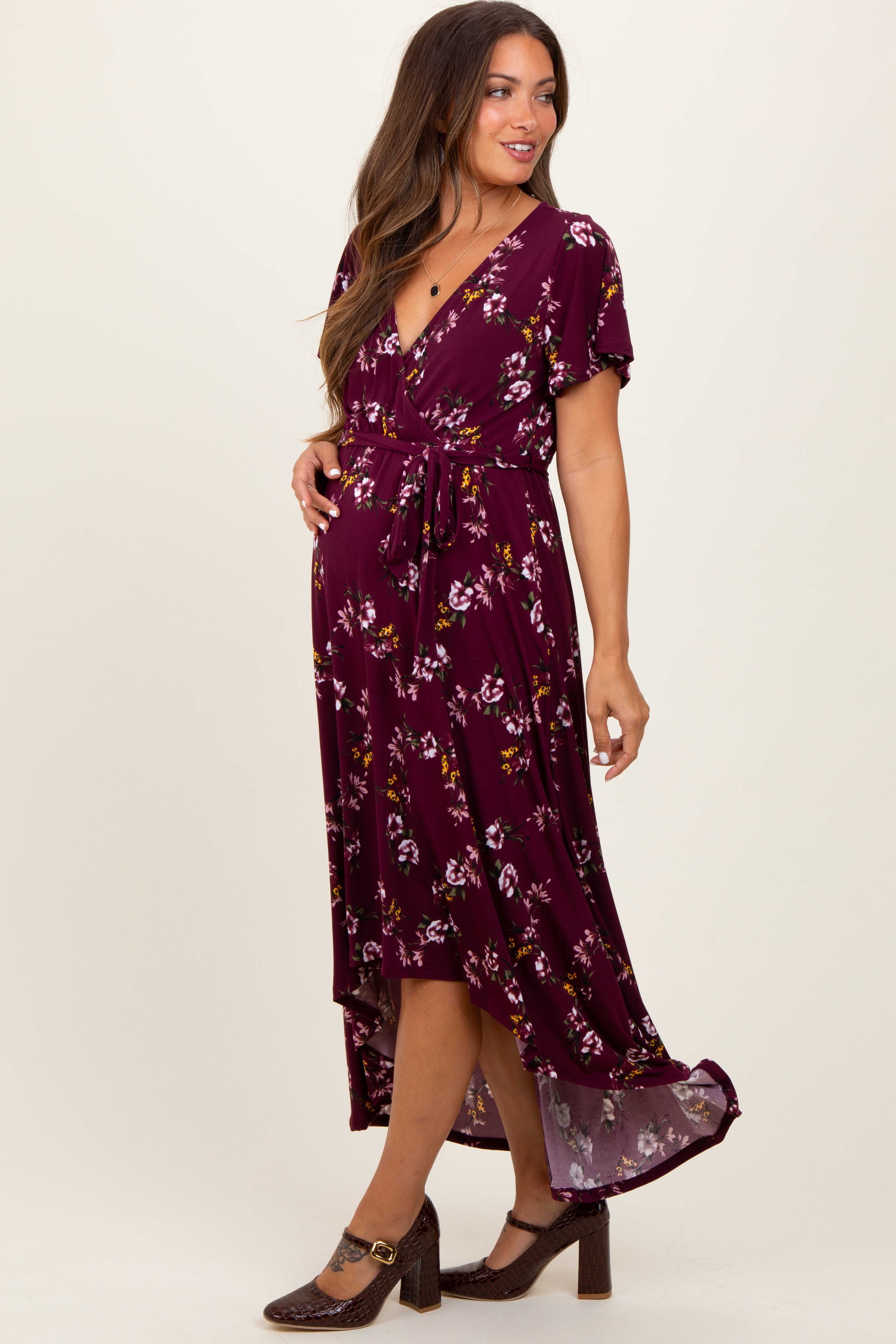 Bordeauxrotes Umstands-Maxikleid mit Blumenmuster, Wickeloptik und Vokuhila-Saum
