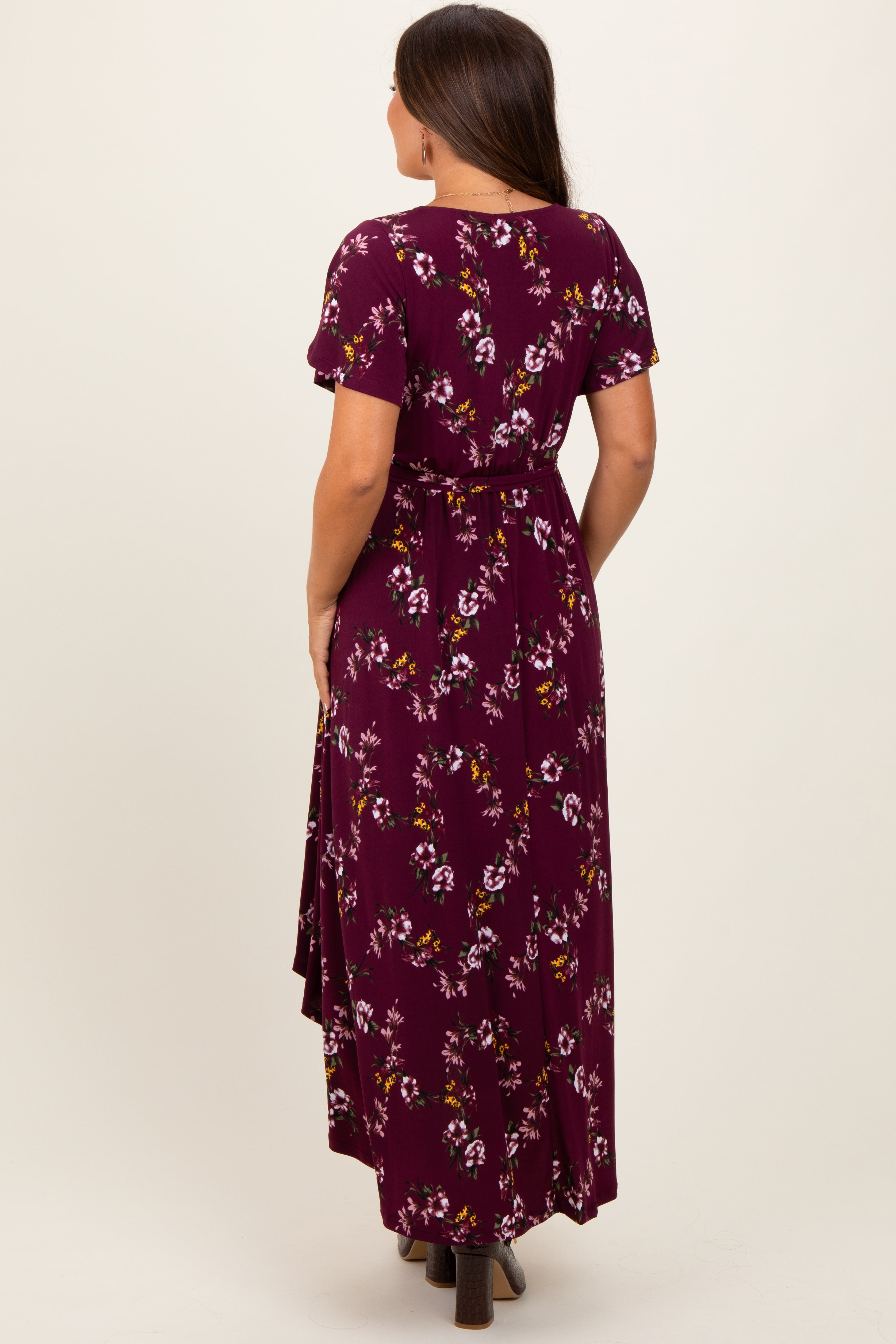 Bordeauxrotes Umstands-Maxikleid mit Blumenmuster, Wickeloptik und Vokuhila-Saum
