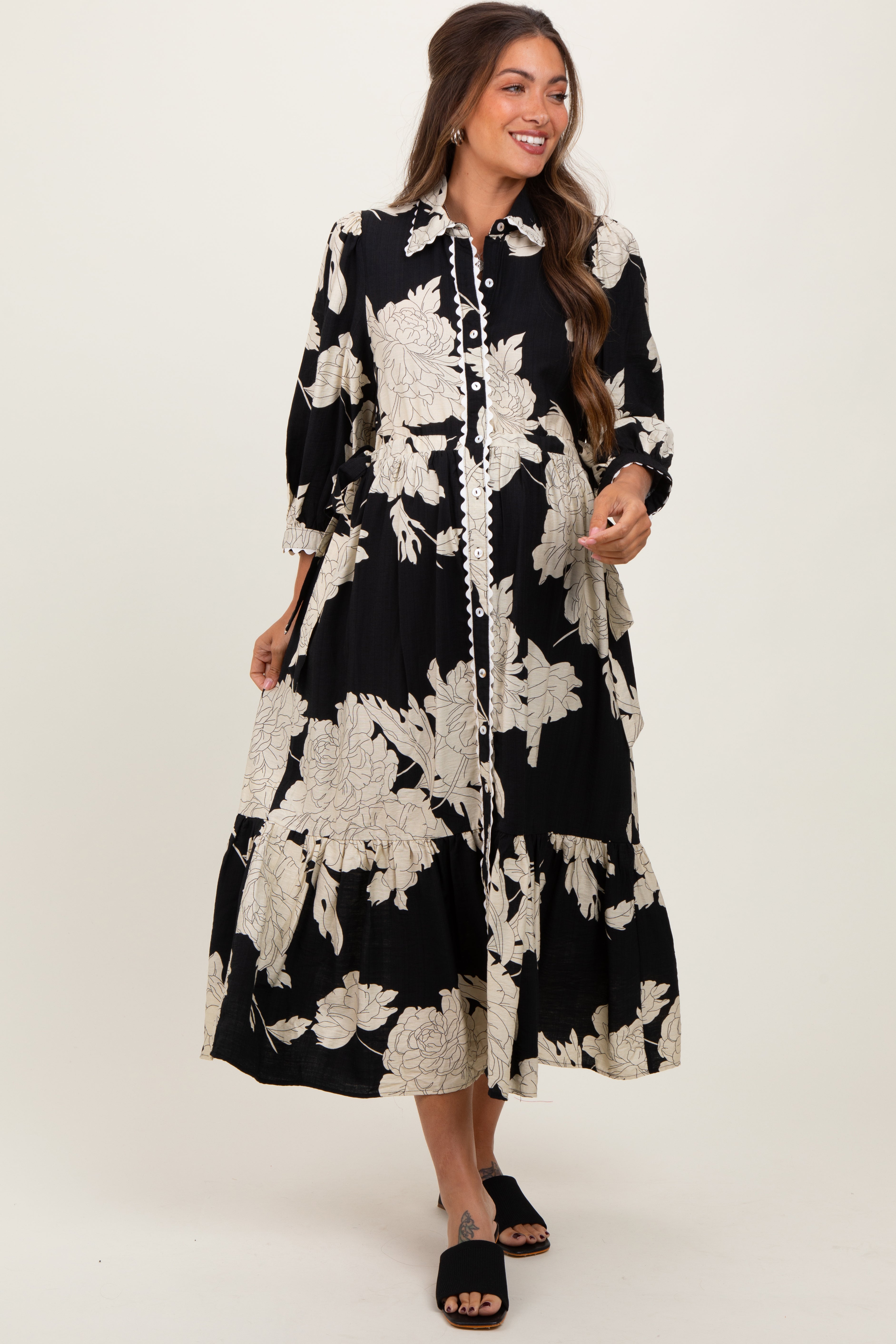 Schwarzes Umstands-Hemdblusenkleid mit Blumenmuster und Bindegürtel in der Taille