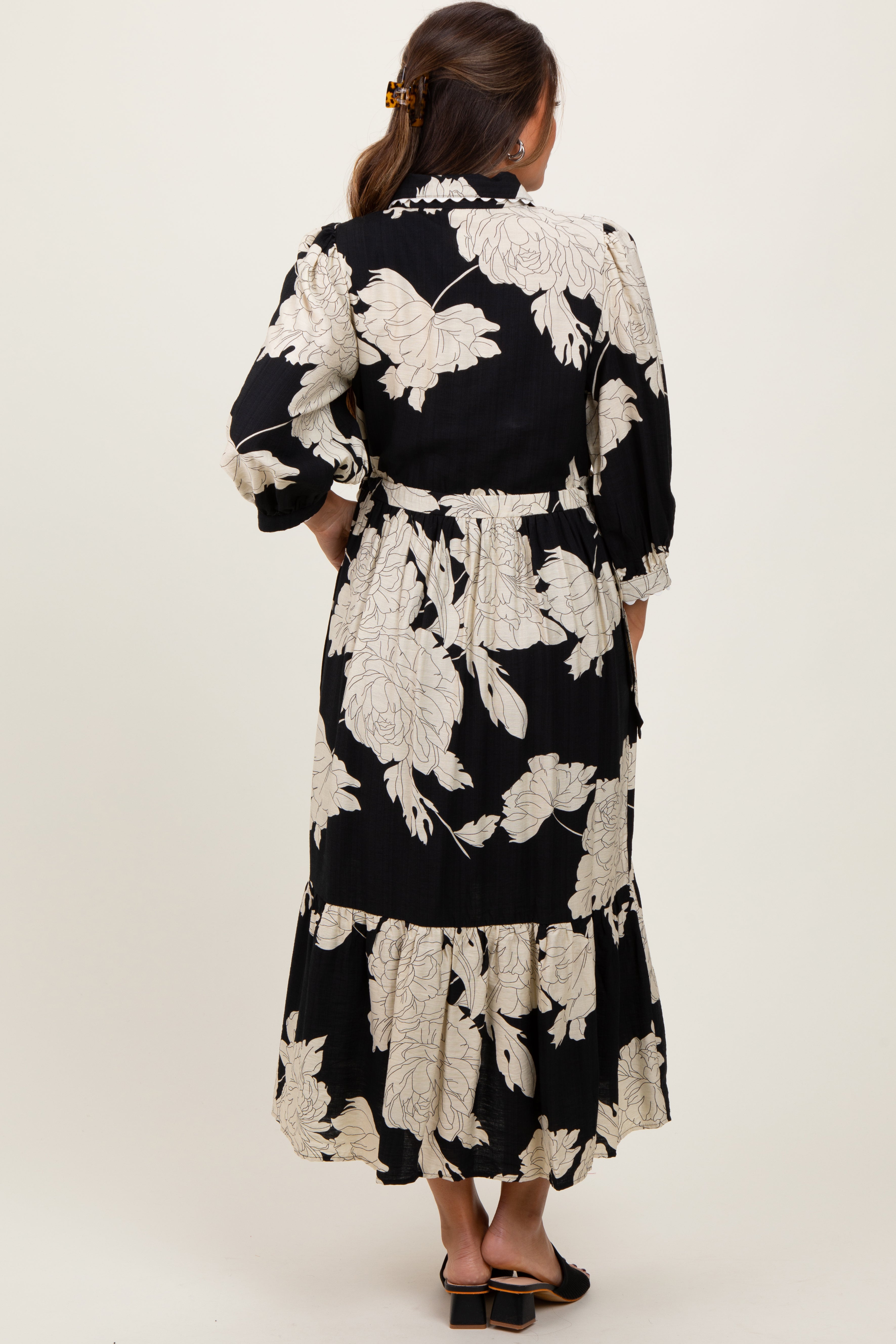 Schwarzes Umstands-Hemdblusenkleid mit Blumenmuster und Bindegürtel in der Taille
