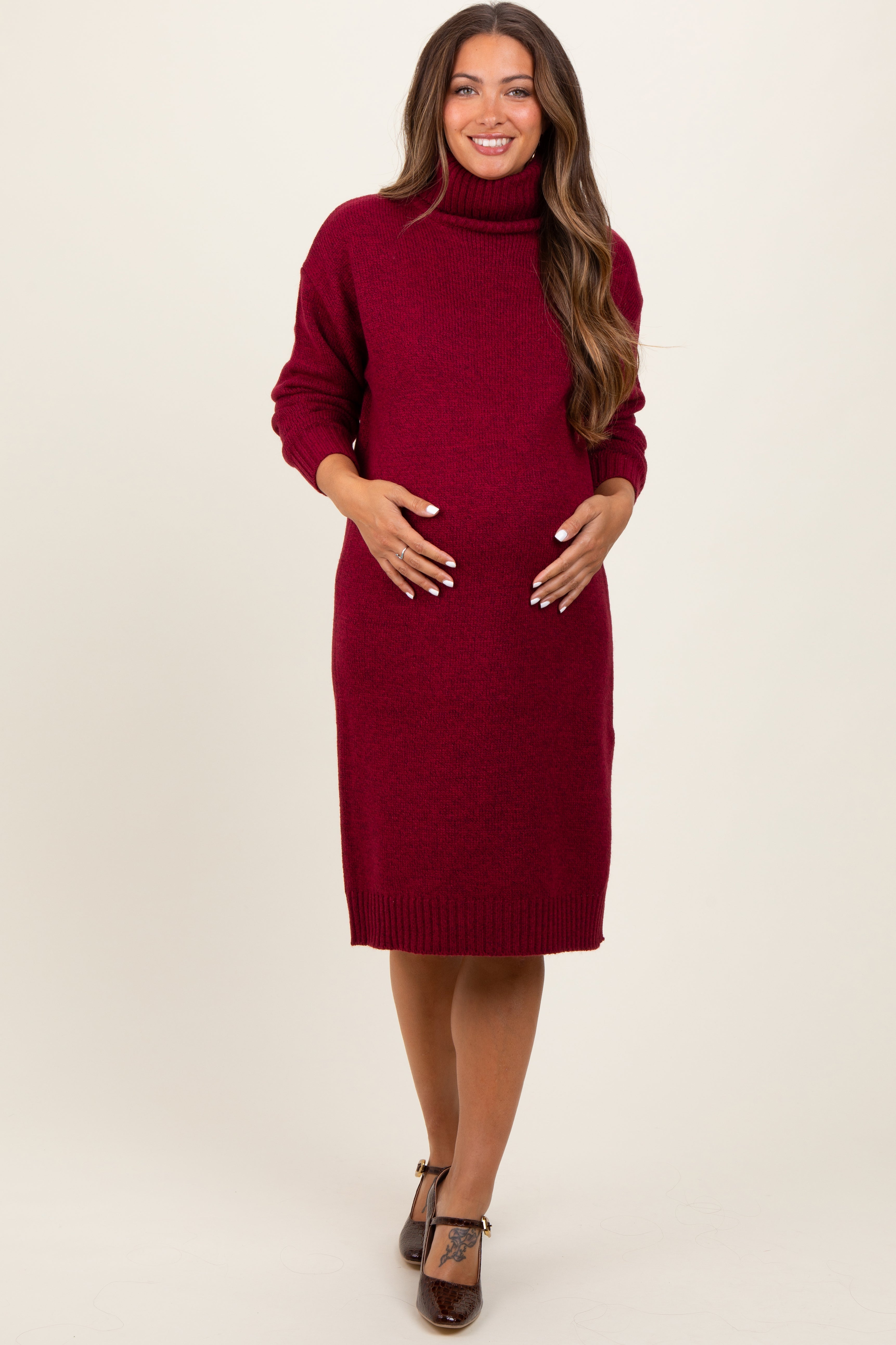 Bordeauxrotes Umstands-Pullover-Midikleid mit Rollkragen und Seitenschlitz