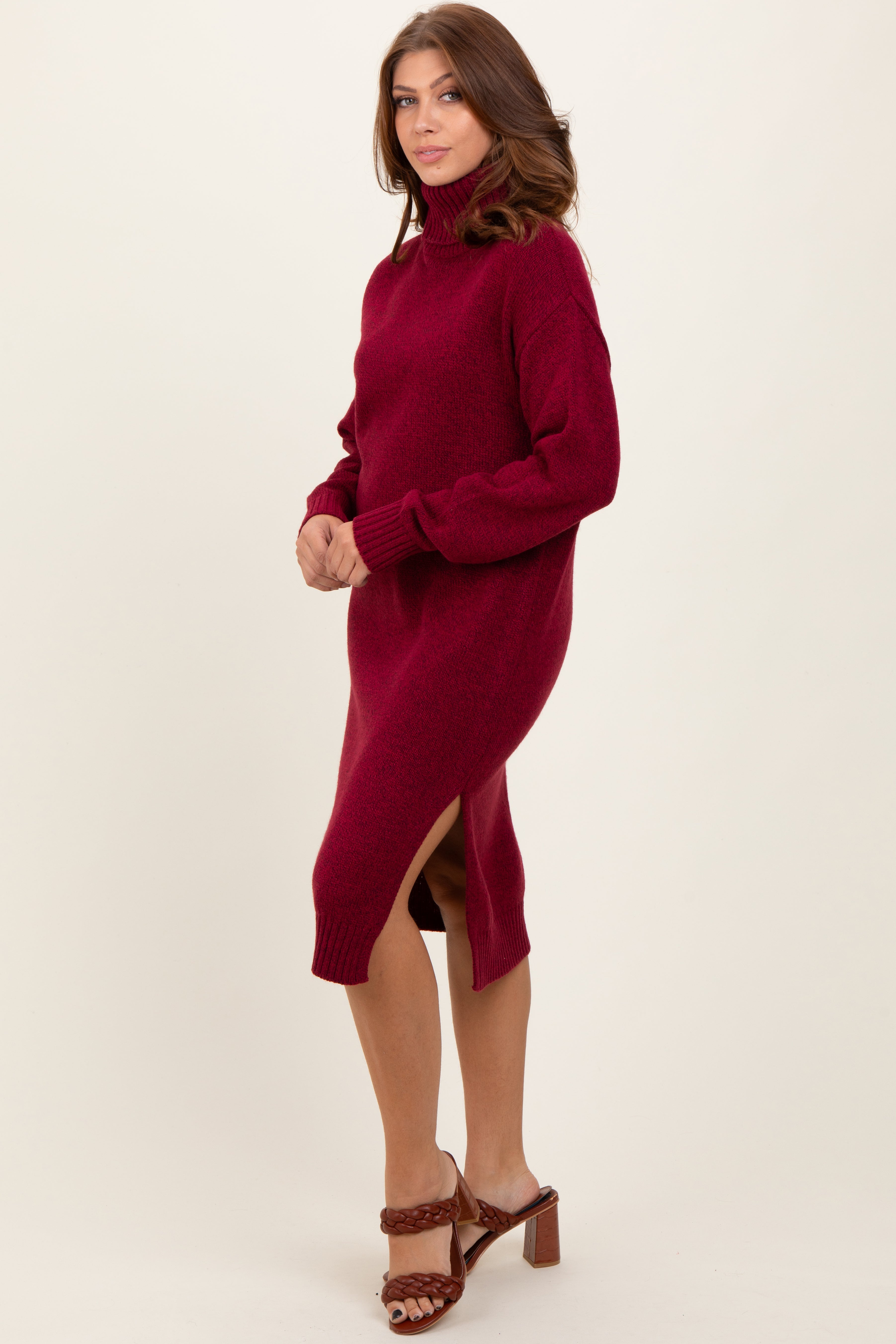 Bordeauxrotes Umstands-Pullover-Midikleid mit Rollkragen und Seitenschlitz