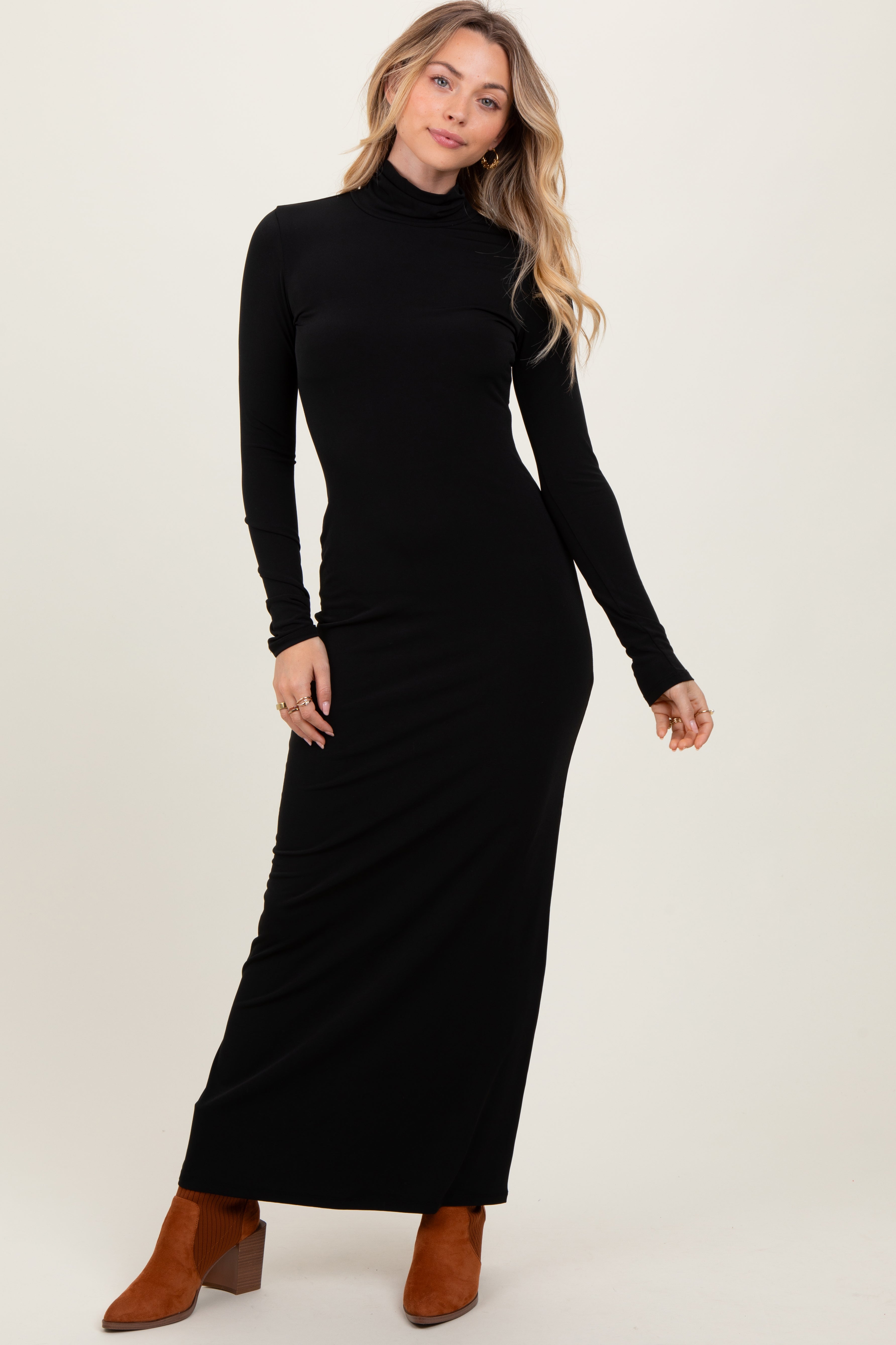 Schwarzes figurbetontes Umstands-Maxikleid mit Rollkragen und langen Ärmeln
