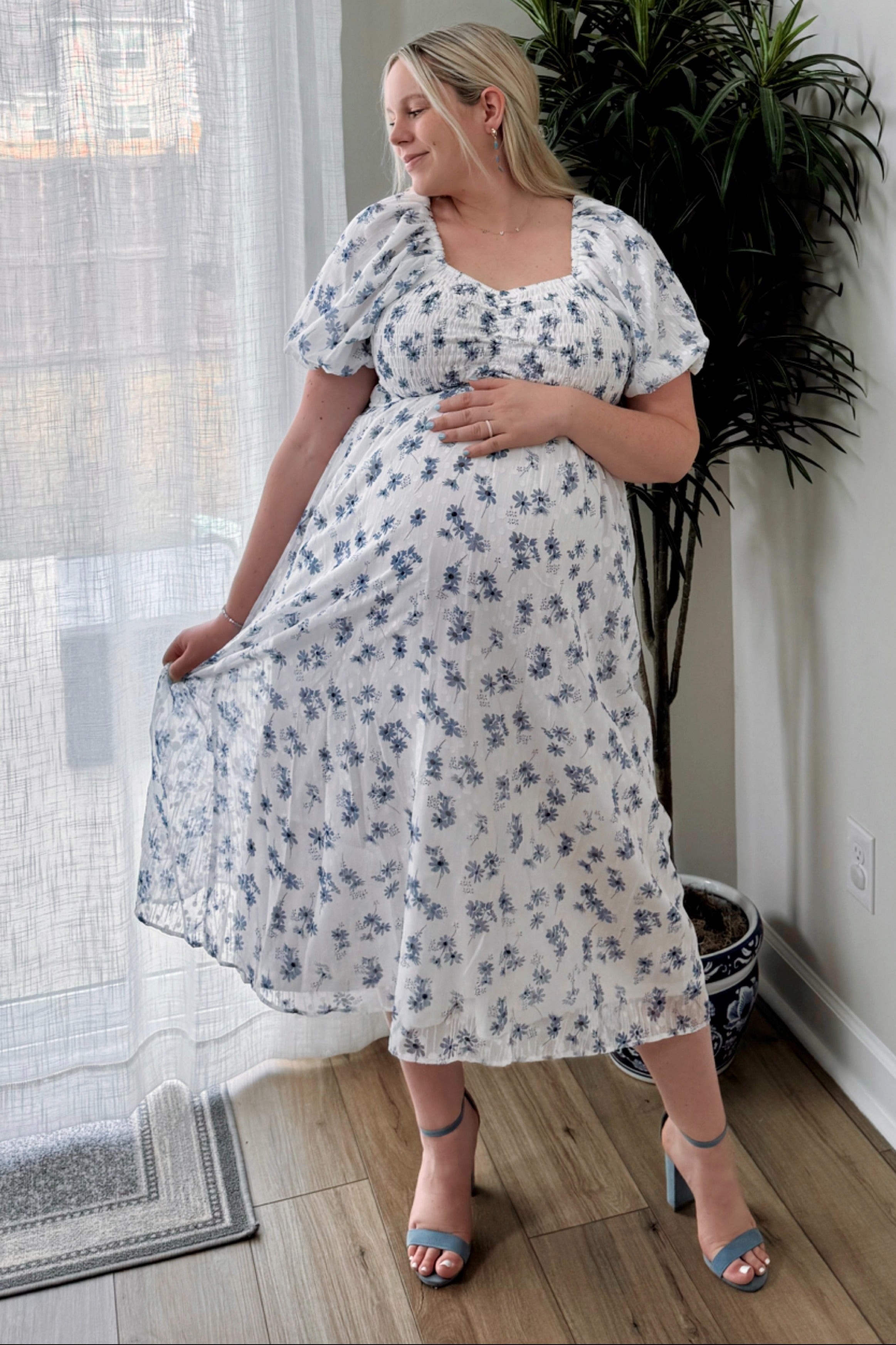 Blaues Umstands-Midikleid mit Blumenmuster und Smok-Oberteil
