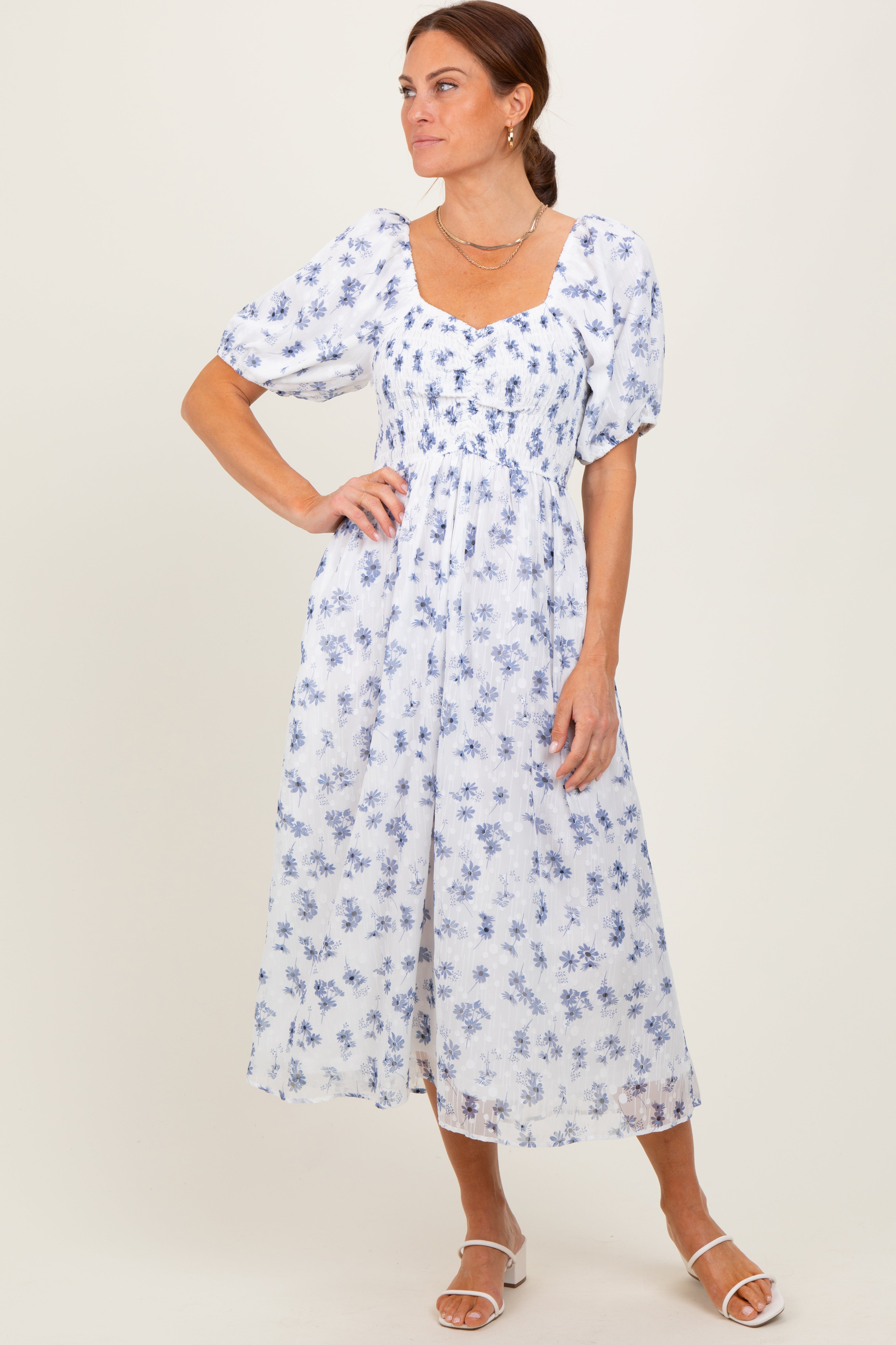 Blaues Umstands-Midikleid mit Blumenmuster und Smok-Oberteil