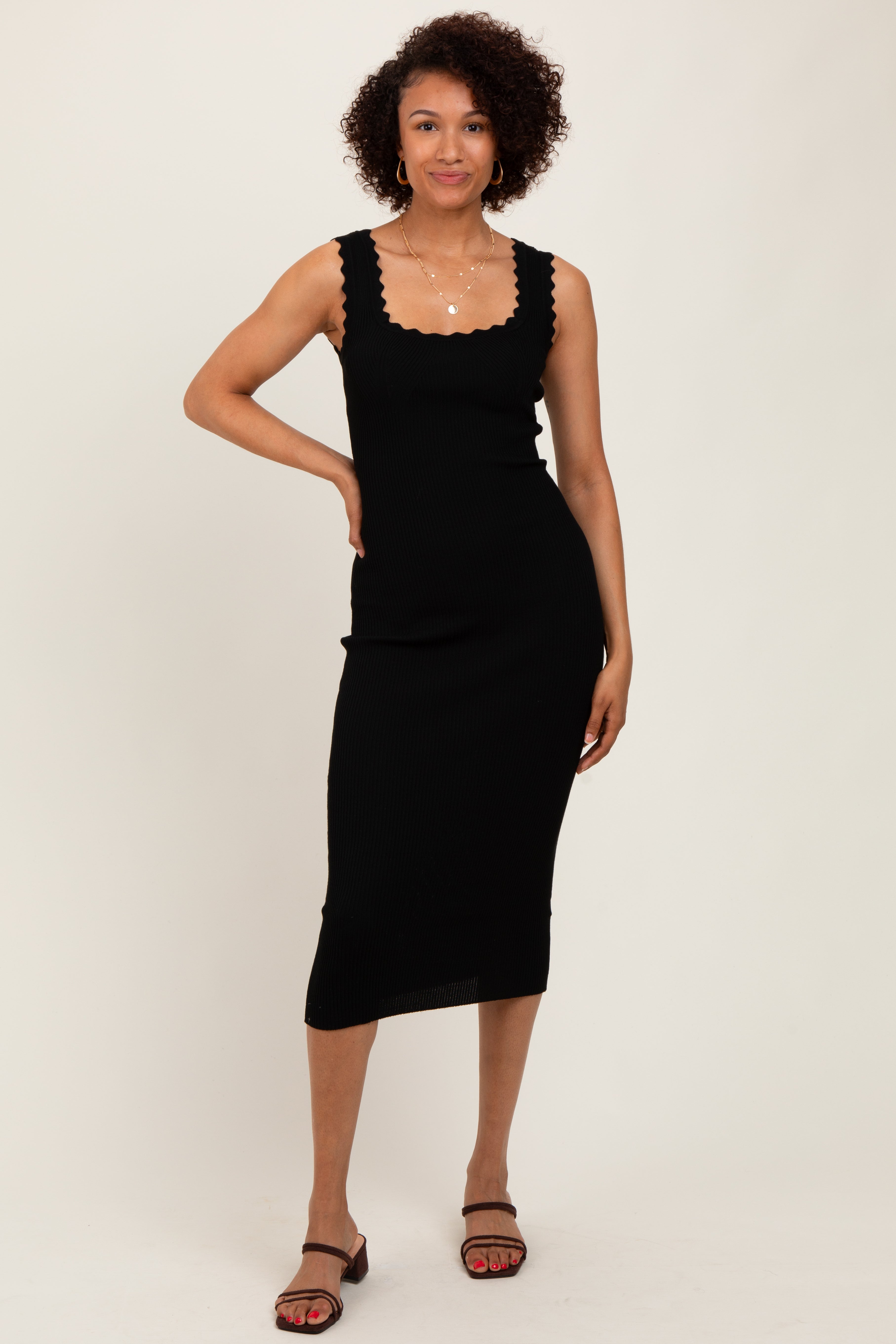 Schwarzes ärmelloses Umstands-Midikleid im Rippstrick mit Muschelsaum