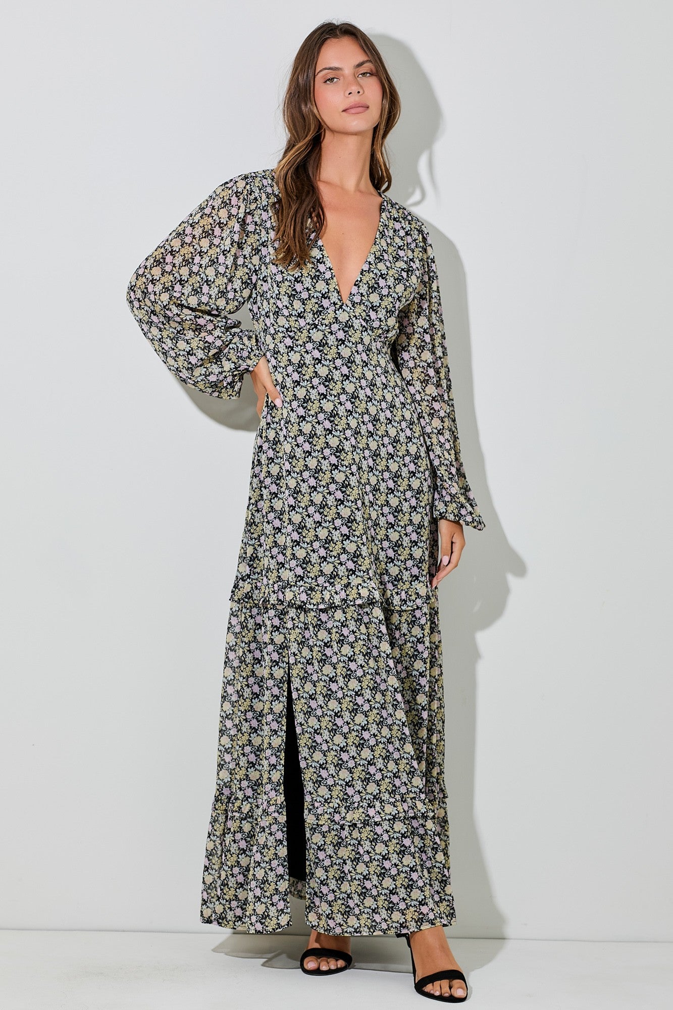 Schwarzes Umstands-Maxikleid aus Chiffon mit Blumenmuster, V-Ausschnitt, Rüschen und Stufenrock