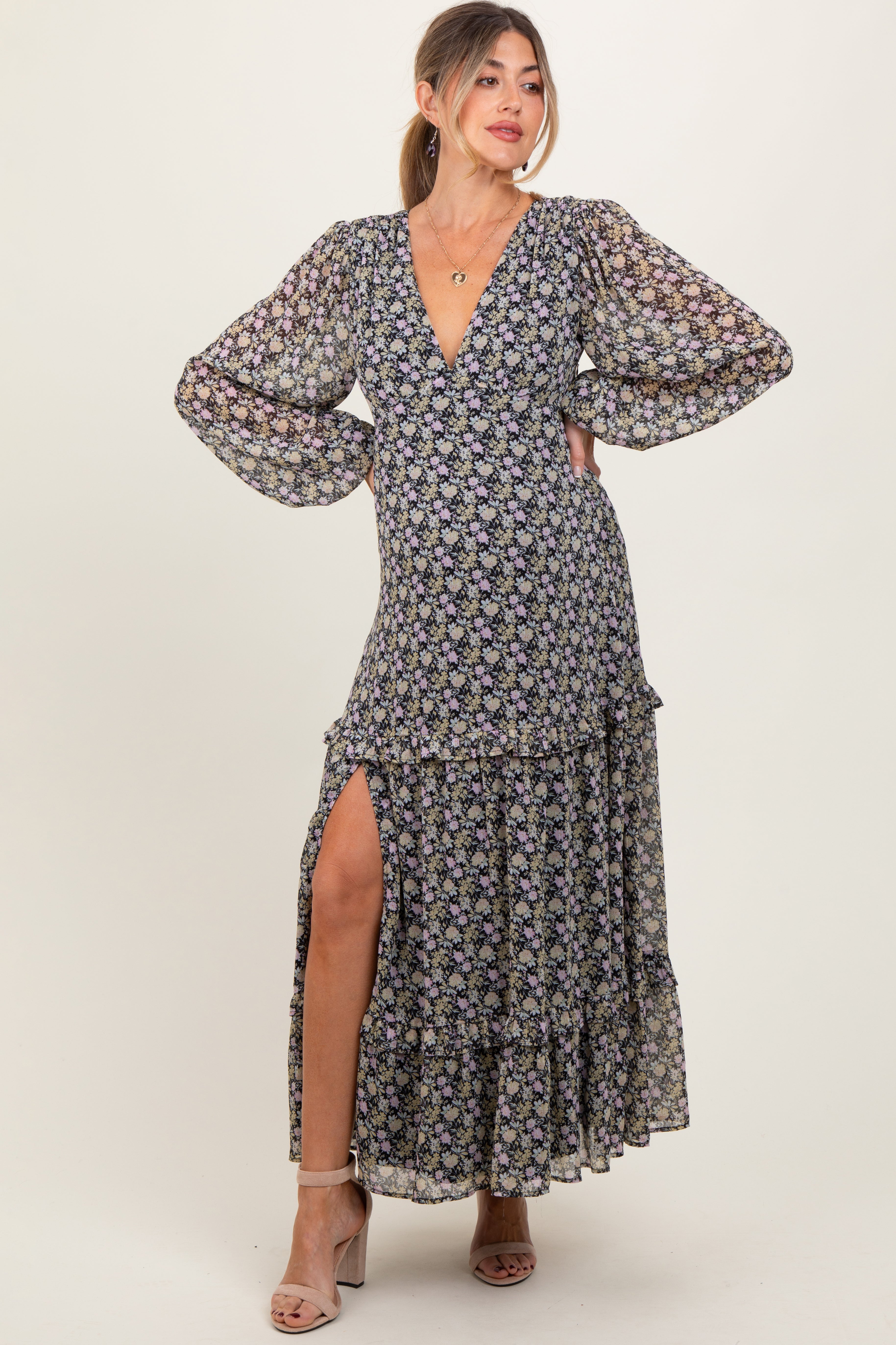 Schwarzes Umstands-Maxikleid aus Chiffon mit Blumenmuster, V-Ausschnitt, Rüschen und Stufenrock