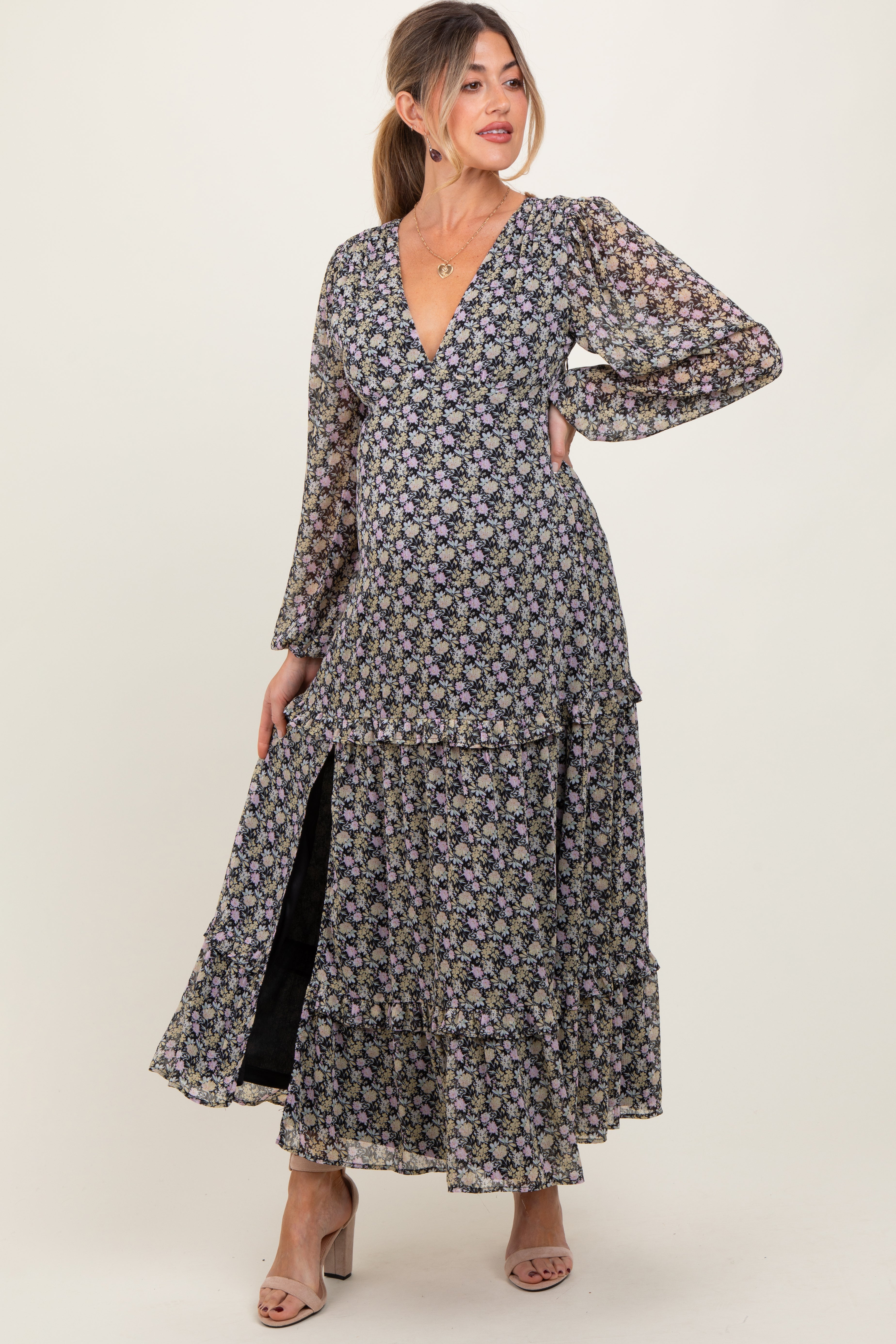 Schwarzes Umstands-Maxikleid aus Chiffon mit Blumenmuster, V-Ausschnitt, Rüschen und Stufenrock