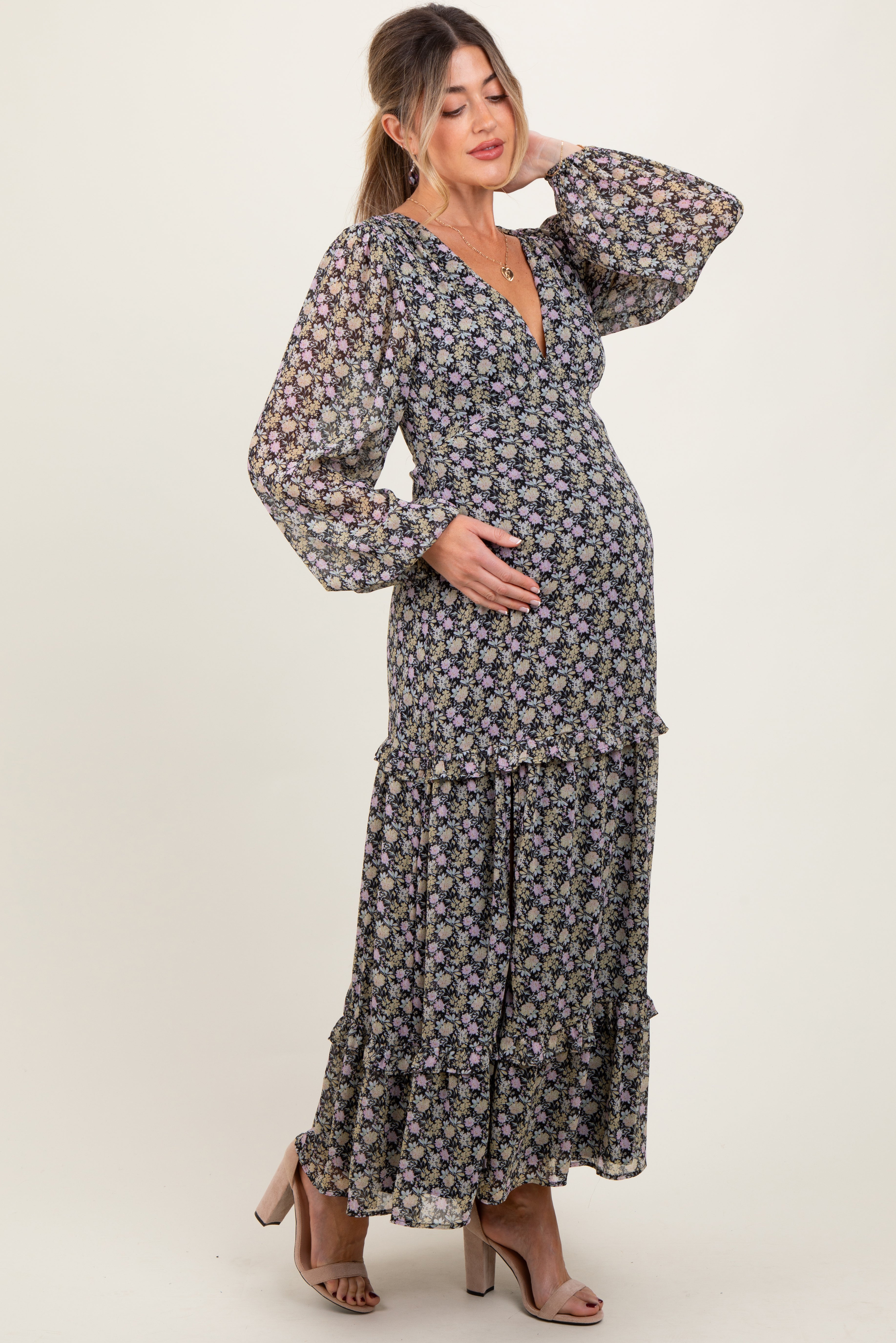 Schwarzes Umstands-Maxikleid aus Chiffon mit Blumenmuster, V-Ausschnitt, Rüschen und Stufenrock