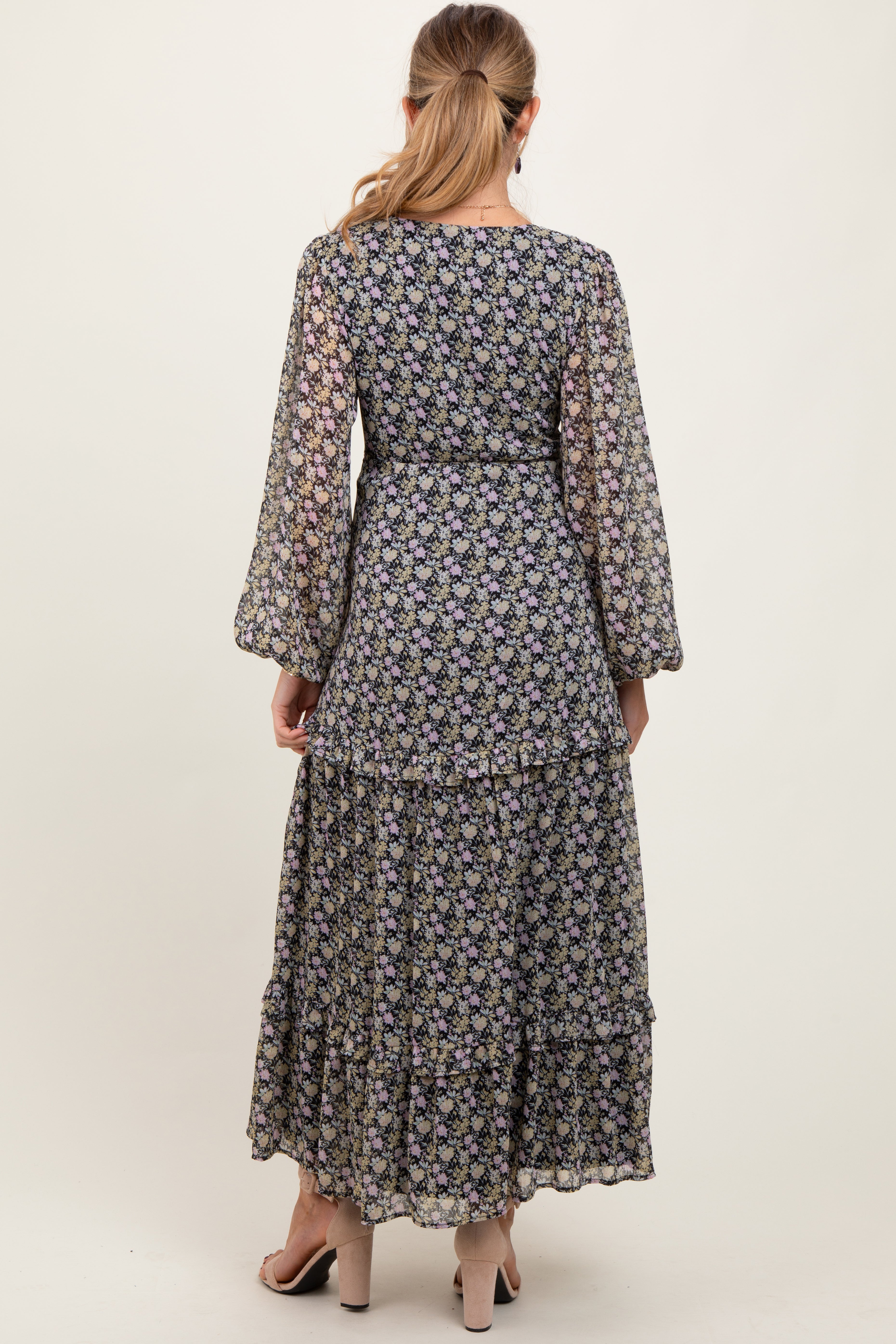 Schwarzes Umstands-Maxikleid aus Chiffon mit Blumenmuster, V-Ausschnitt, Rüschen und Stufenrock