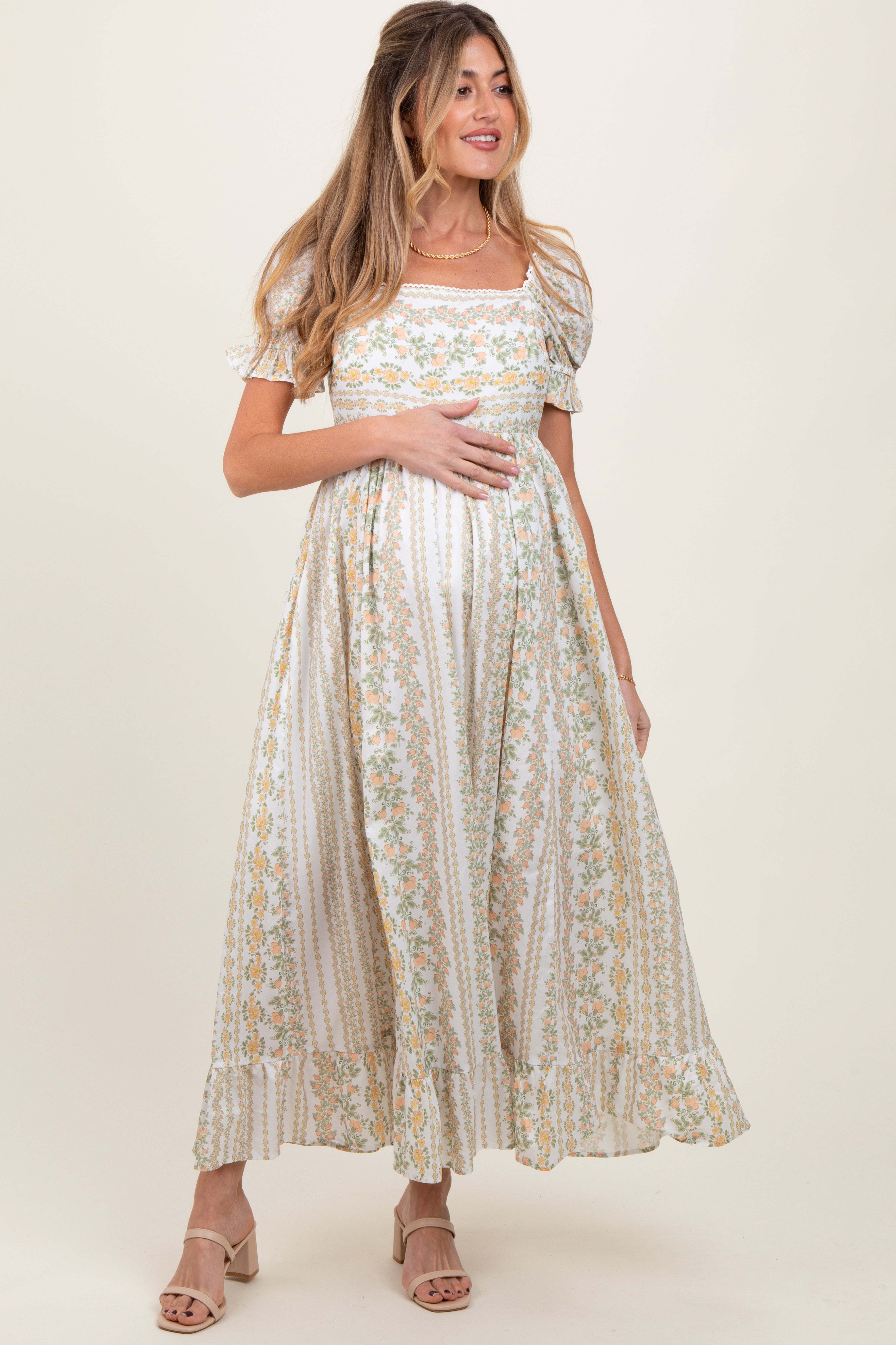 Umstands-Maxikleid mit Blumenmuster, Puffärmeln und Spitzenbesatz in Pfirsich