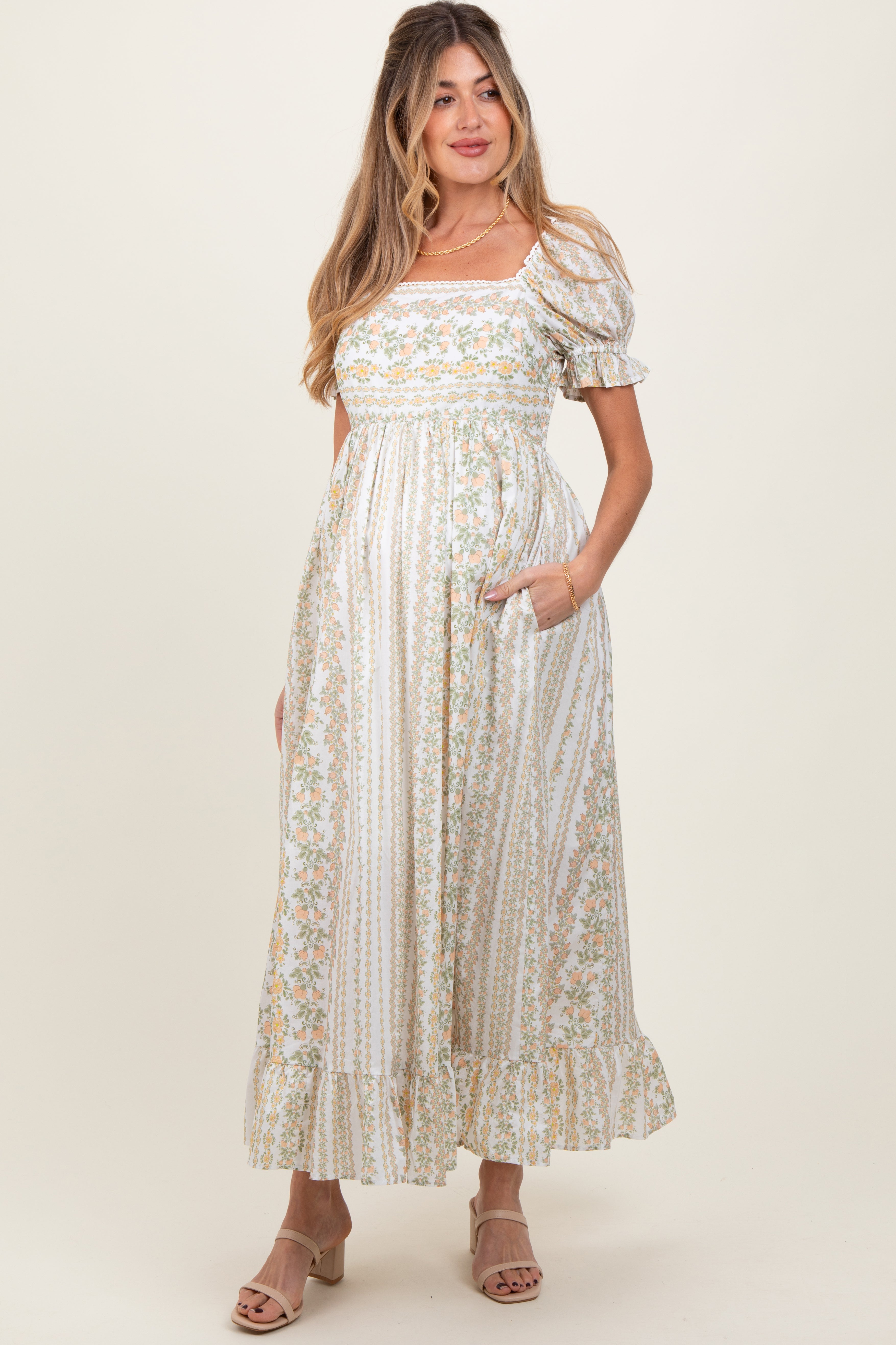 Umstands-Maxikleid mit Blumenmuster, Puffärmeln und Spitzenbesatz in Pfirsich