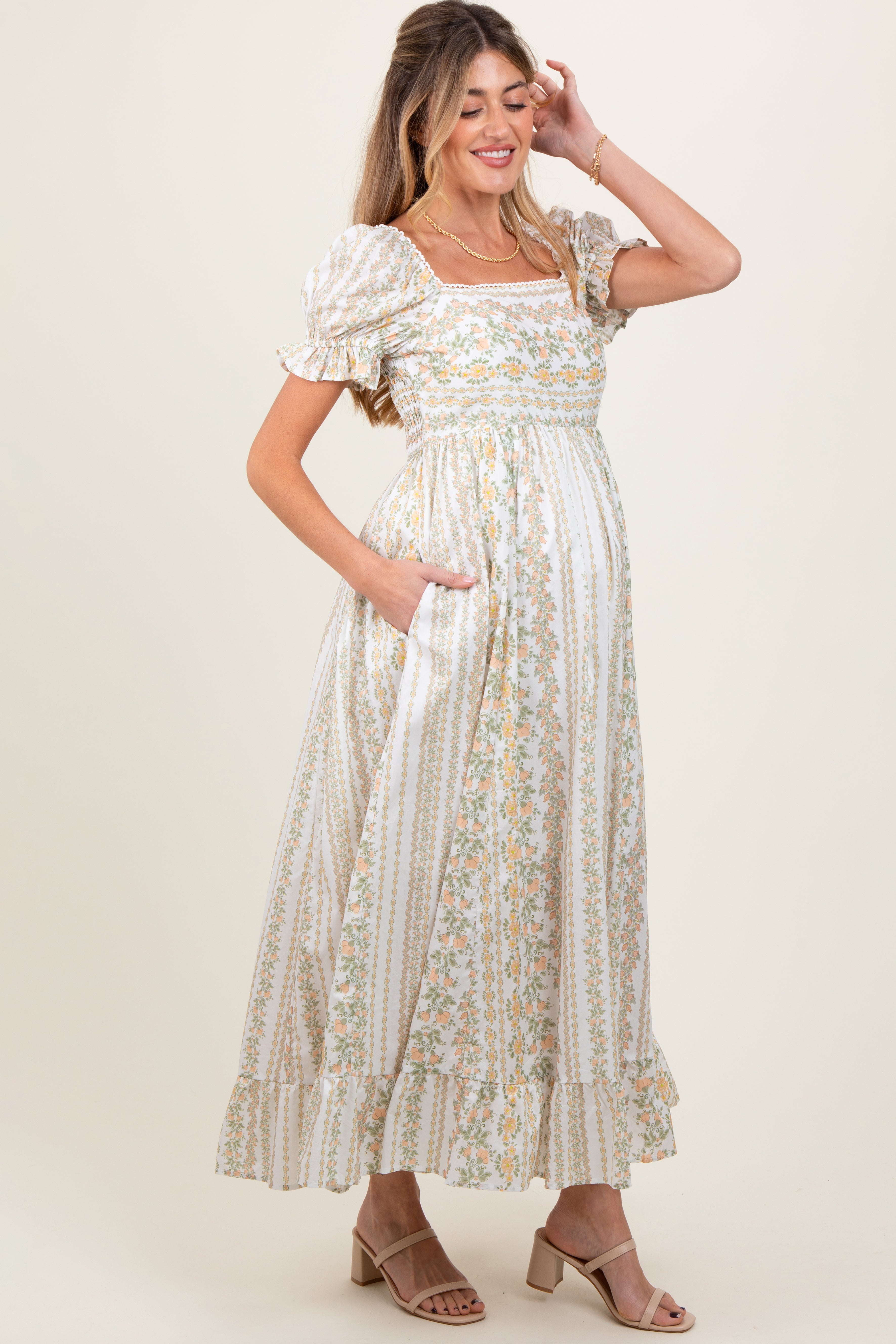 Umstands-Maxikleid mit Blumenmuster, Puffärmeln und Spitzenbesatz in Pfirsich