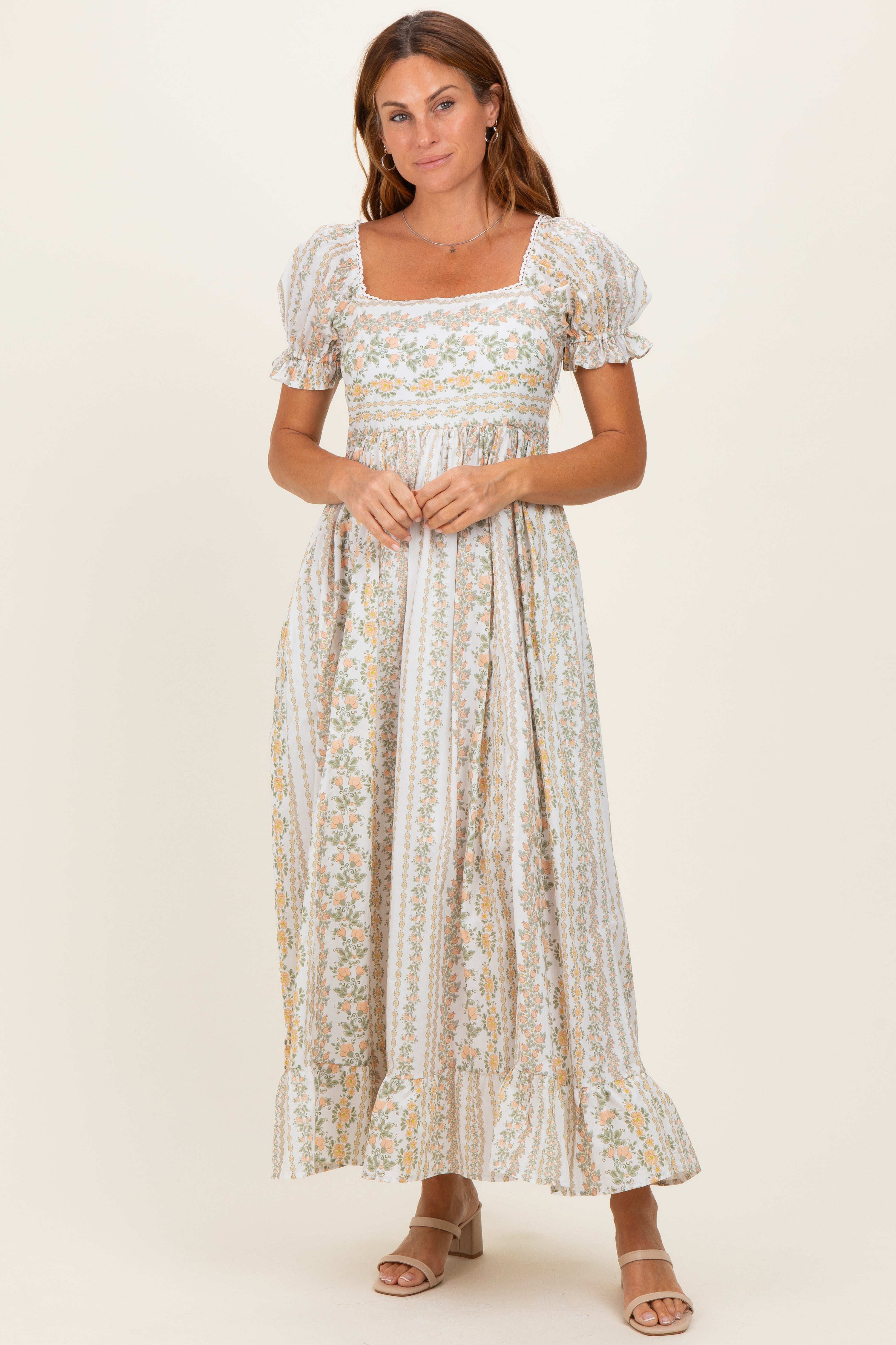Umstands-Maxikleid mit Blumenmuster, Puffärmeln und Spitzenbesatz in Pfirsich