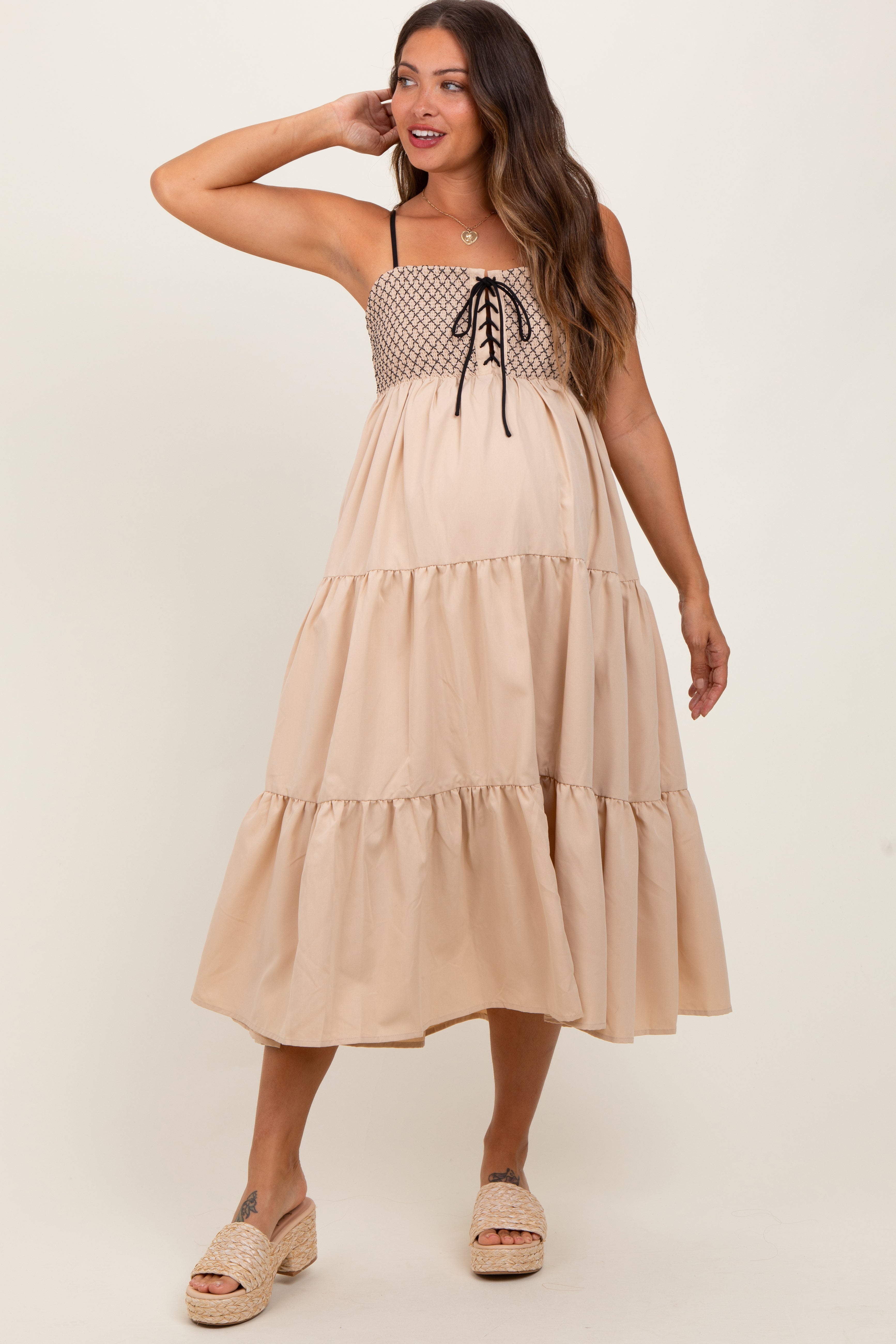 Beigefarbenes Umstands-Midikleid mit Schnürung, gesmoktem Oberteil und Stufenrock