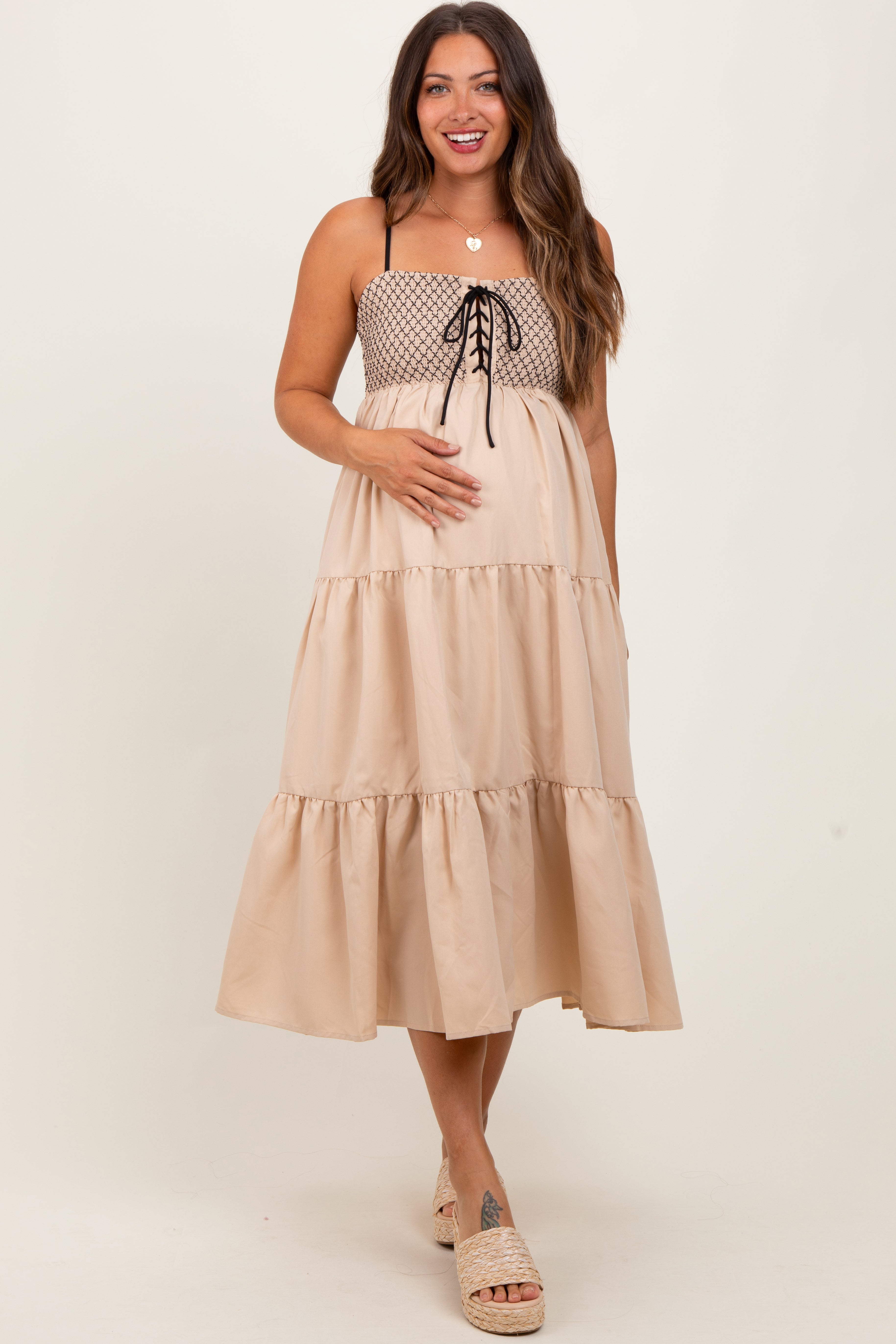Beigefarbenes Umstands-Midikleid mit Schnürung, gesmoktem Oberteil und Stufenrock