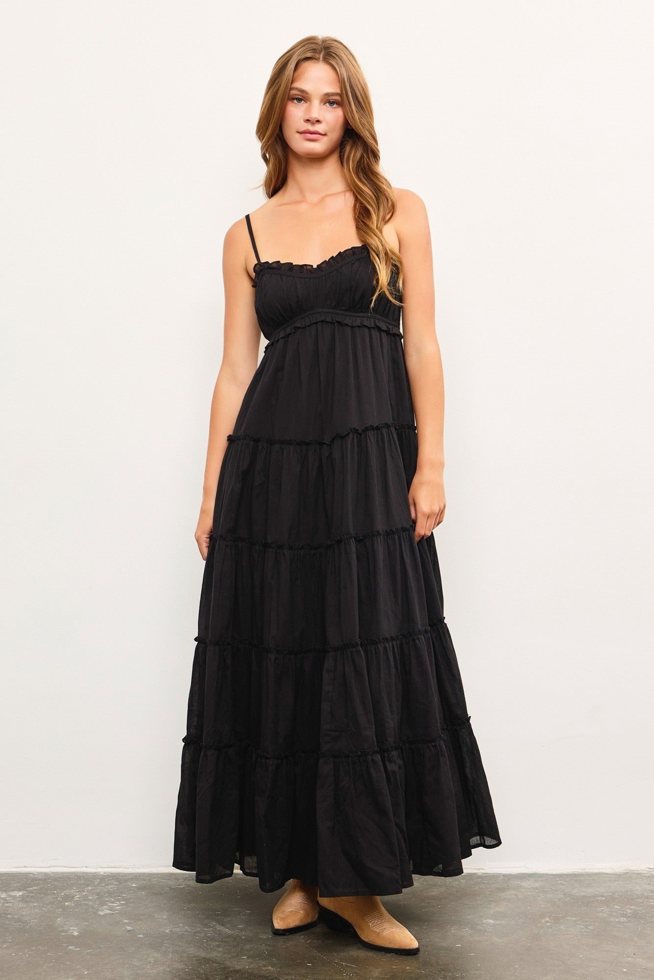 Schwarzes gestuftes Umstands-Maxikleid mit gesmoktem Oberteil und Rüschen