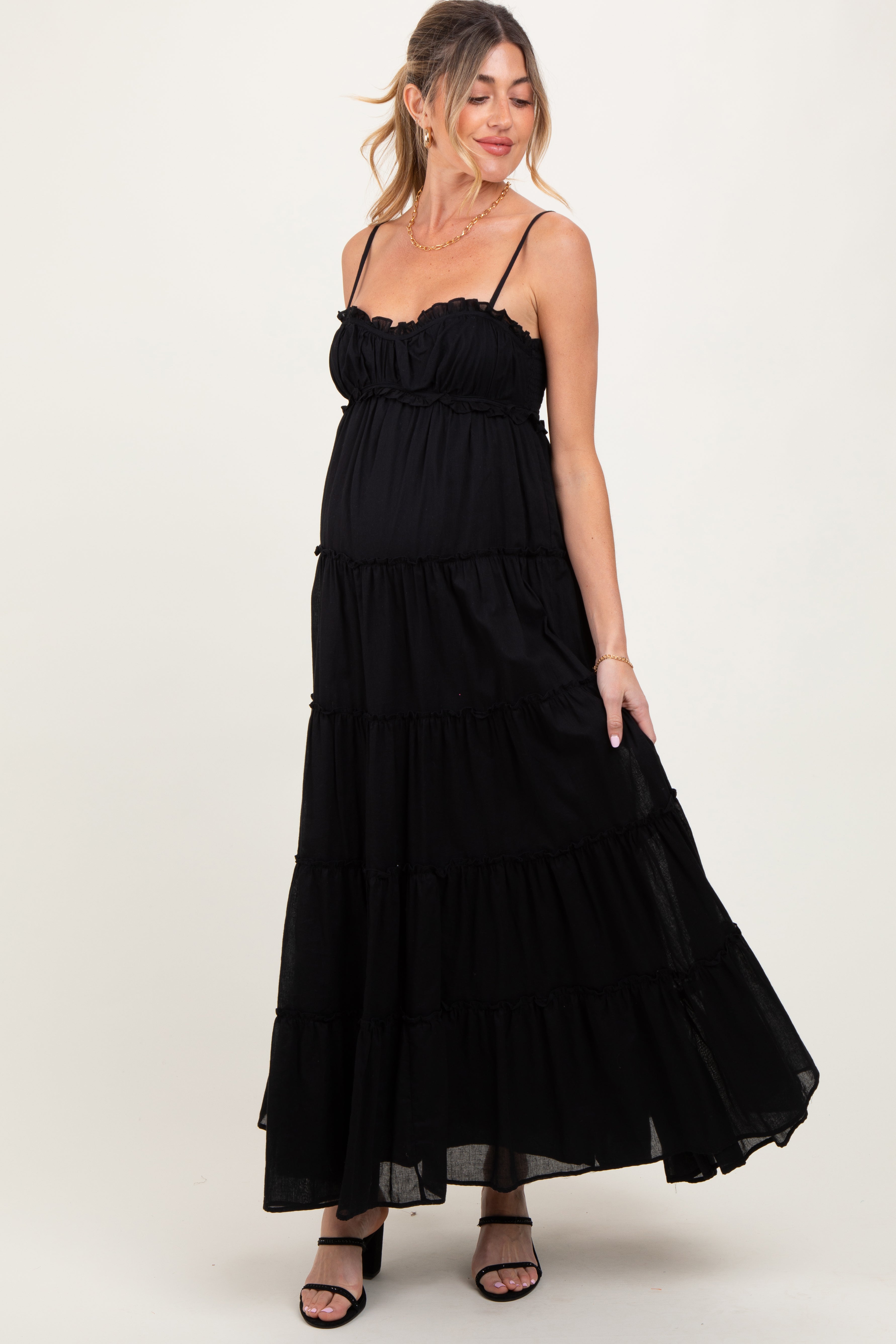 Schwarzes gestuftes Umstands-Maxikleid mit gesmoktem Oberteil und Rüschen