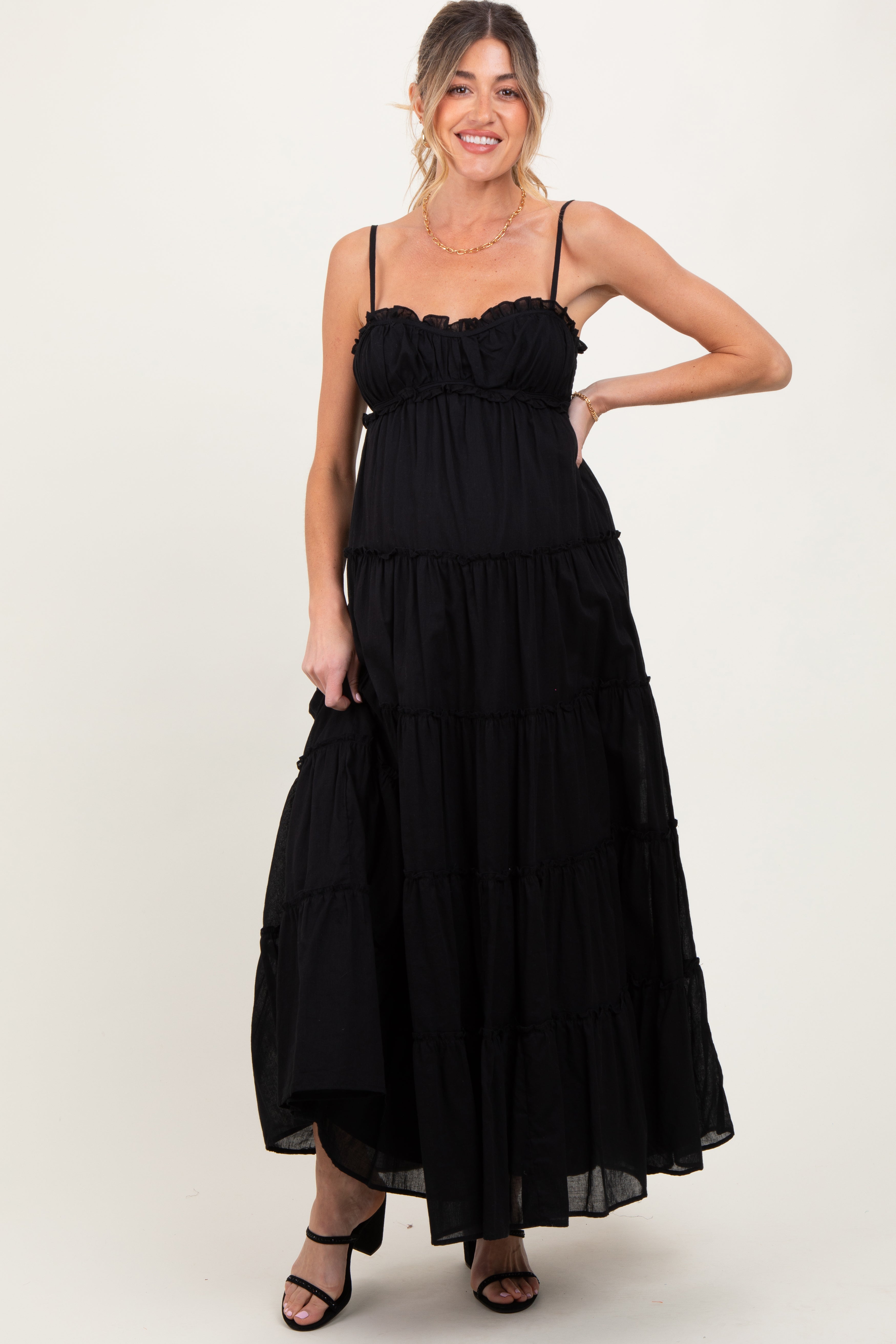 Schwarzes gestuftes Umstands-Maxikleid mit gesmoktem Oberteil und Rüschen
