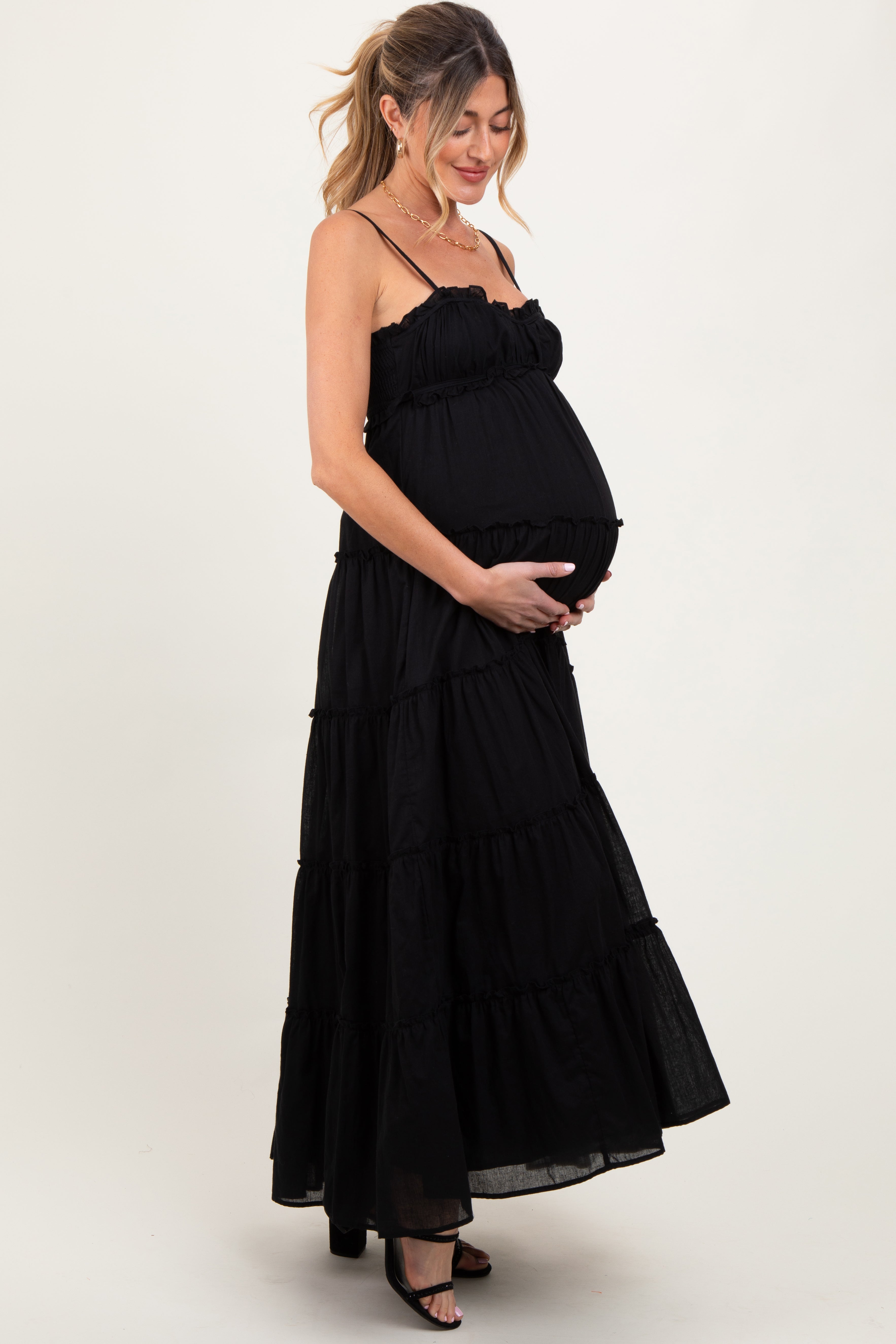 Schwarzes gestuftes Umstands-Maxikleid mit gesmoktem Oberteil und Rüschen