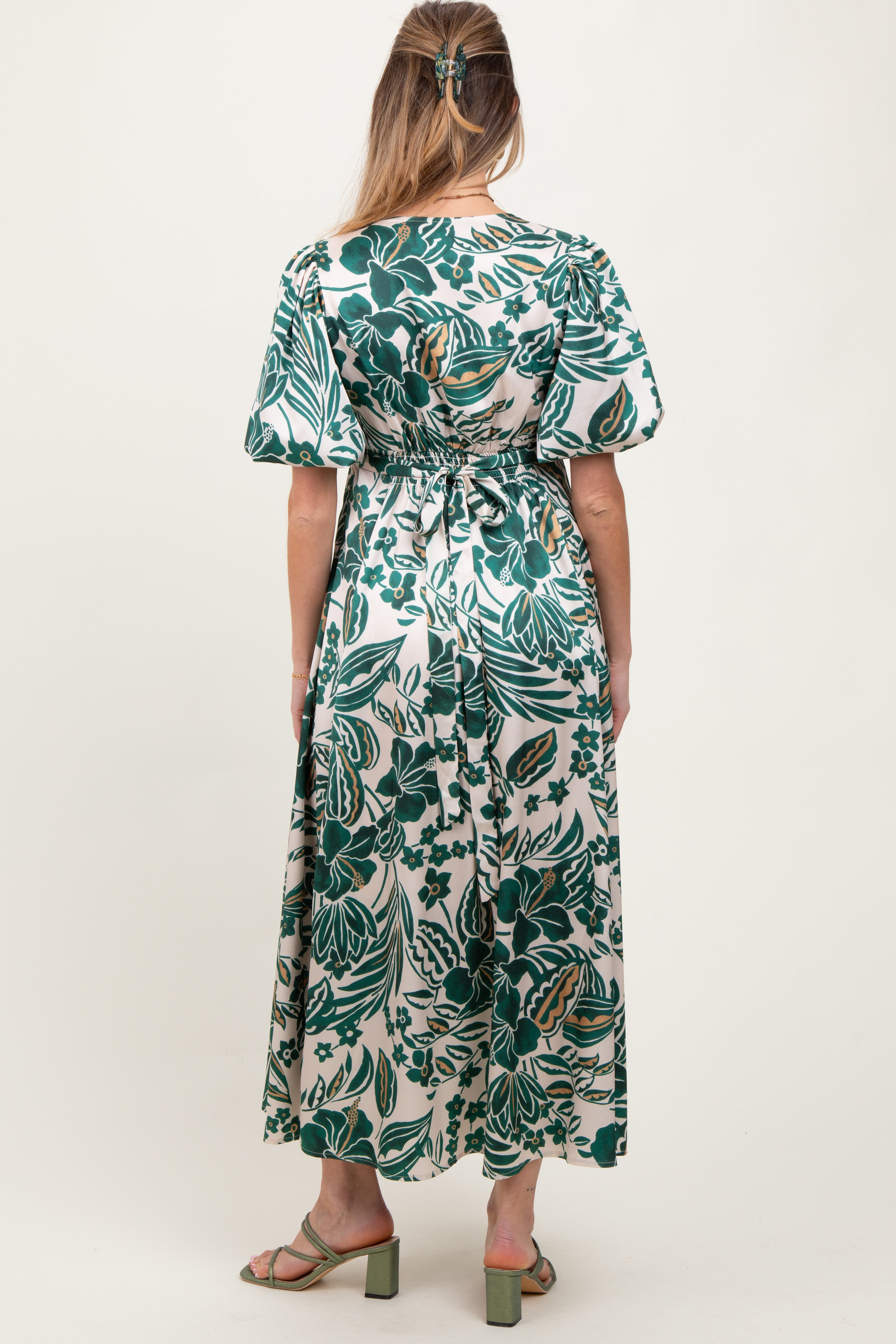 Umstands-Maxikleid aus Satin mit floralem Resort-Print und Knopfleiste