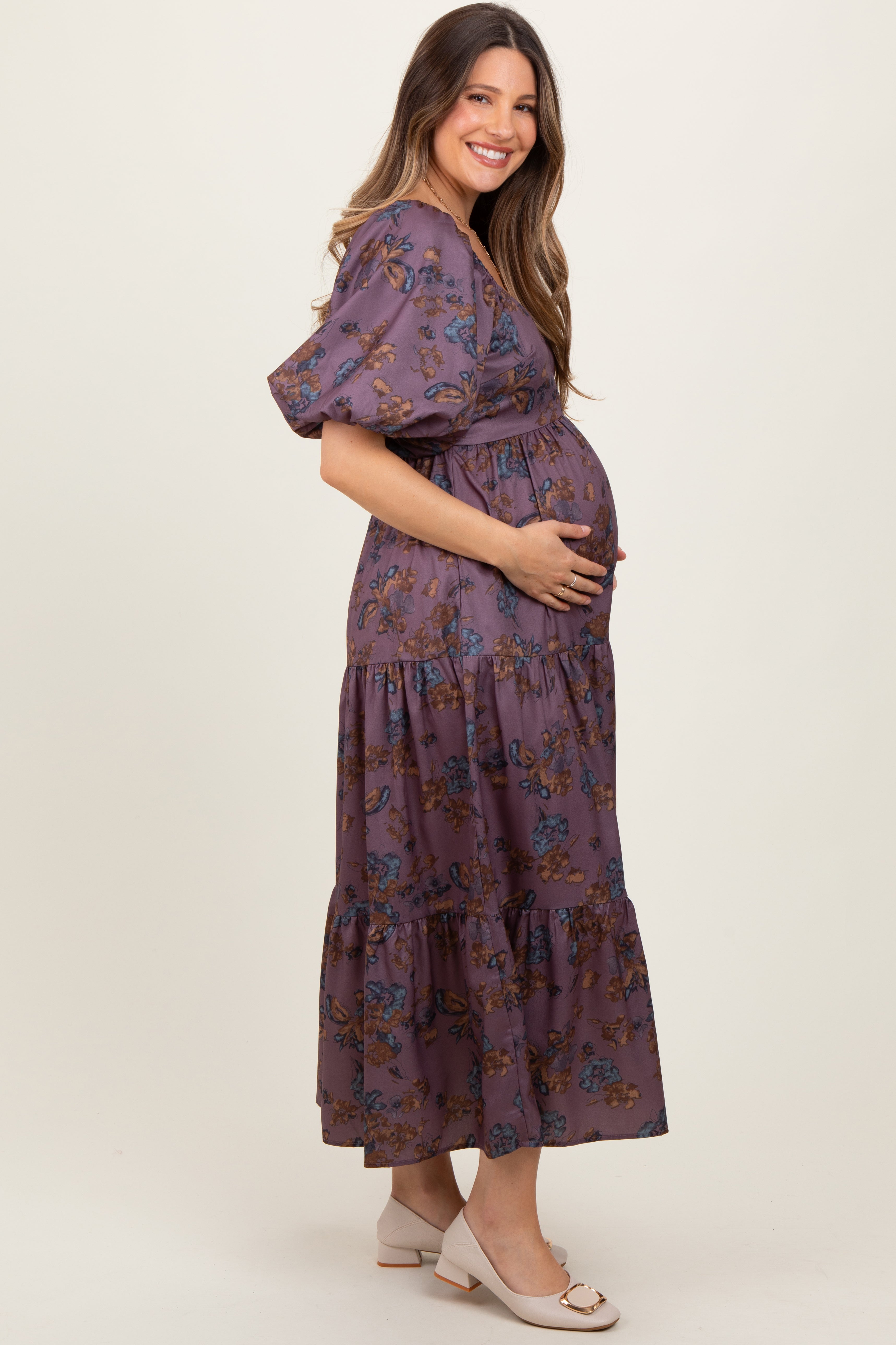 Umstands-Maxikleid mit Blumenmuster, Ballonärmeln und Stufenrock in Dunkelmauve